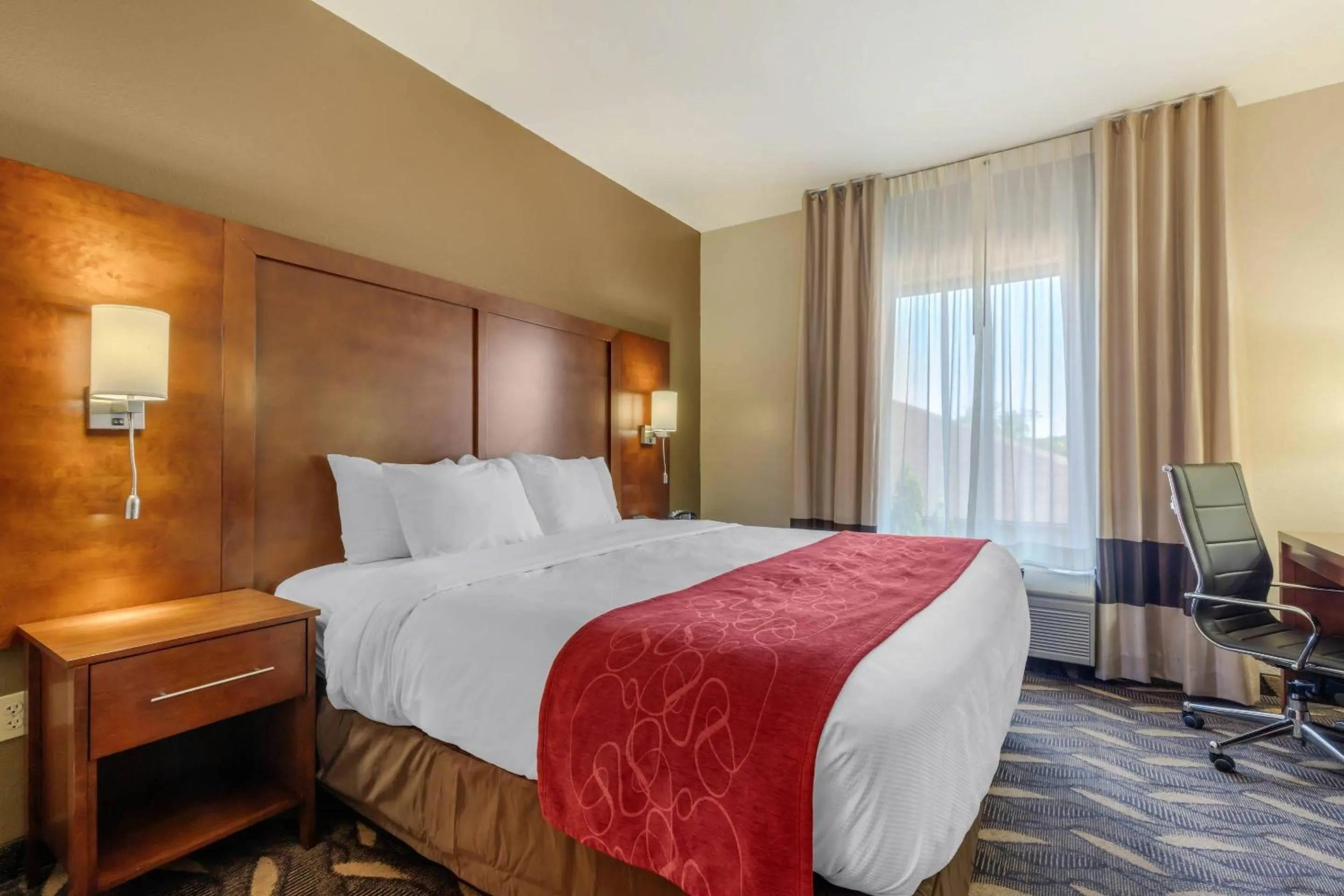 Bedroom, Bed in Comfort Suites Rolla