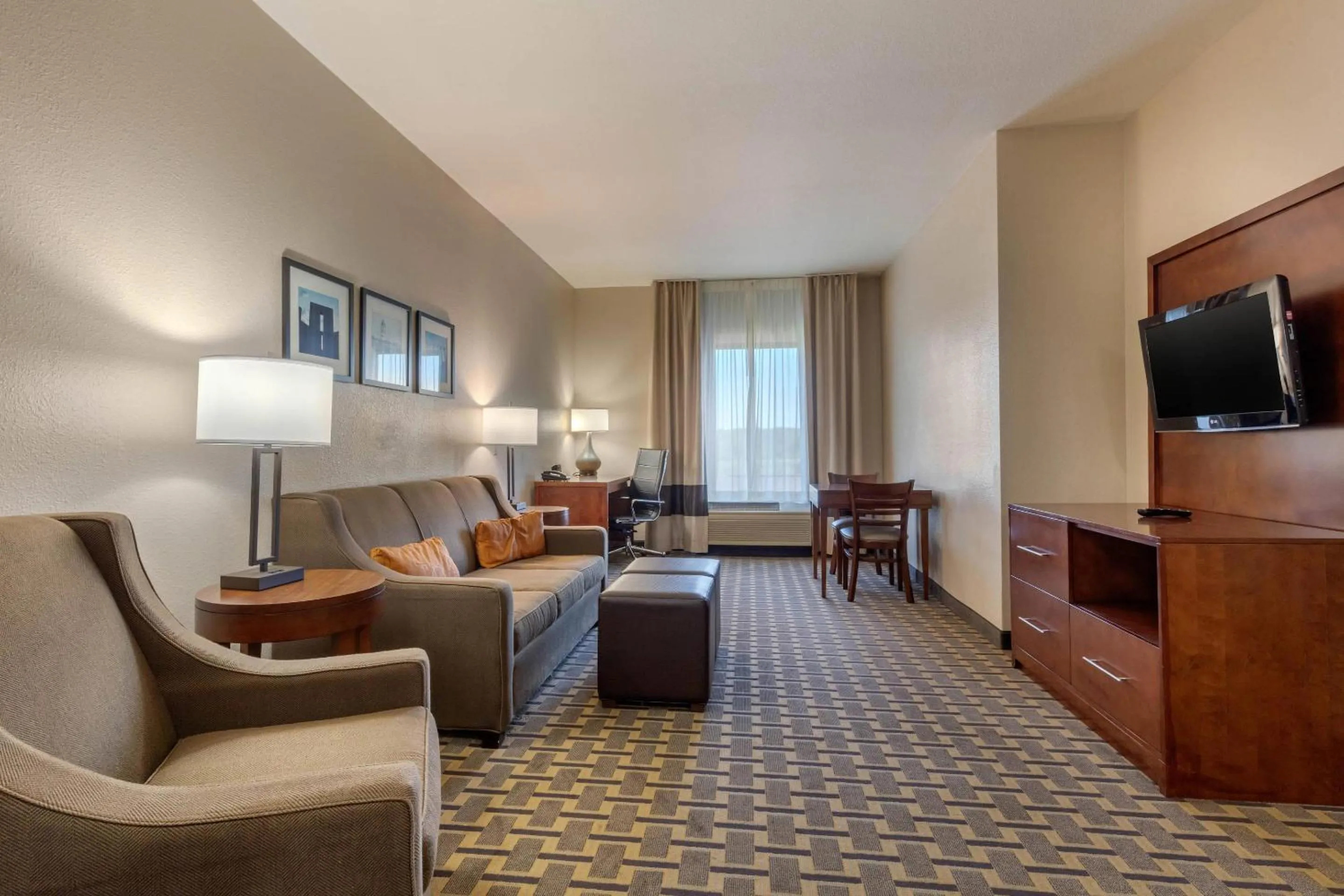 Bedroom in Comfort Suites Rolla