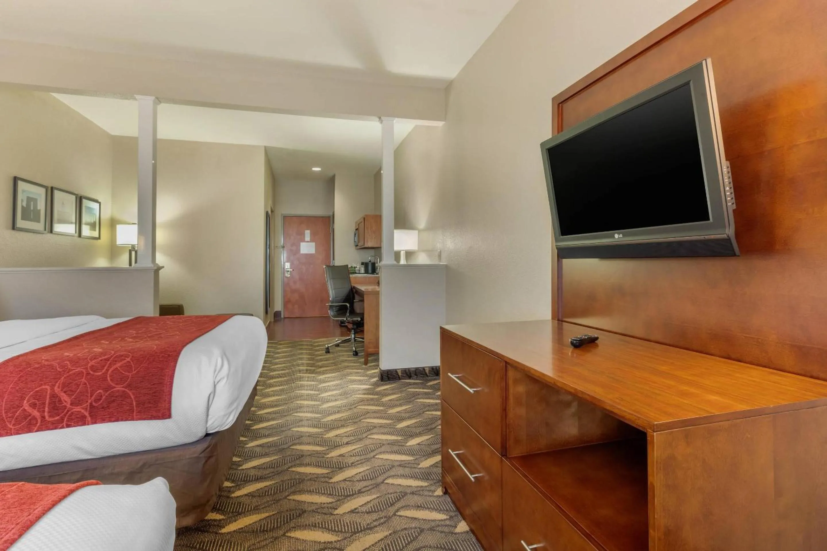 Bedroom, Bed in Comfort Suites Rolla