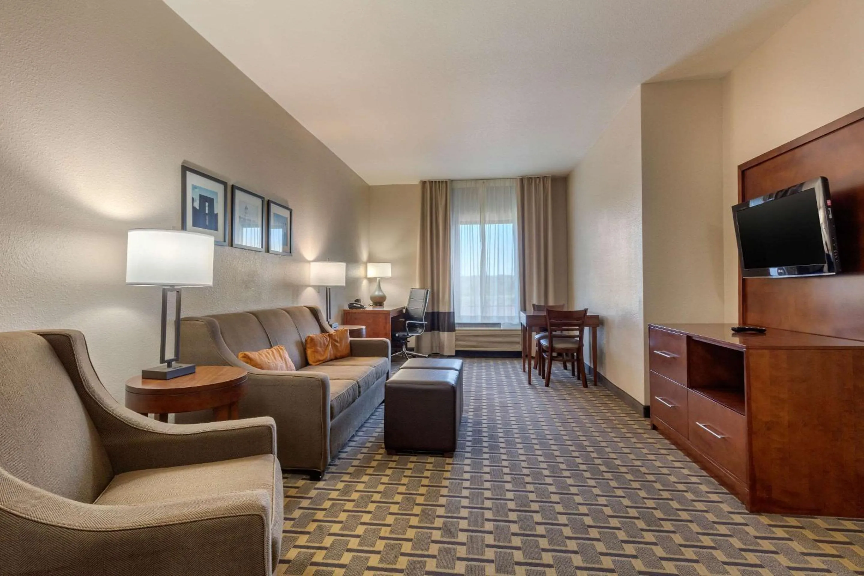 Photo of the whole room in Comfort Suites Rolla