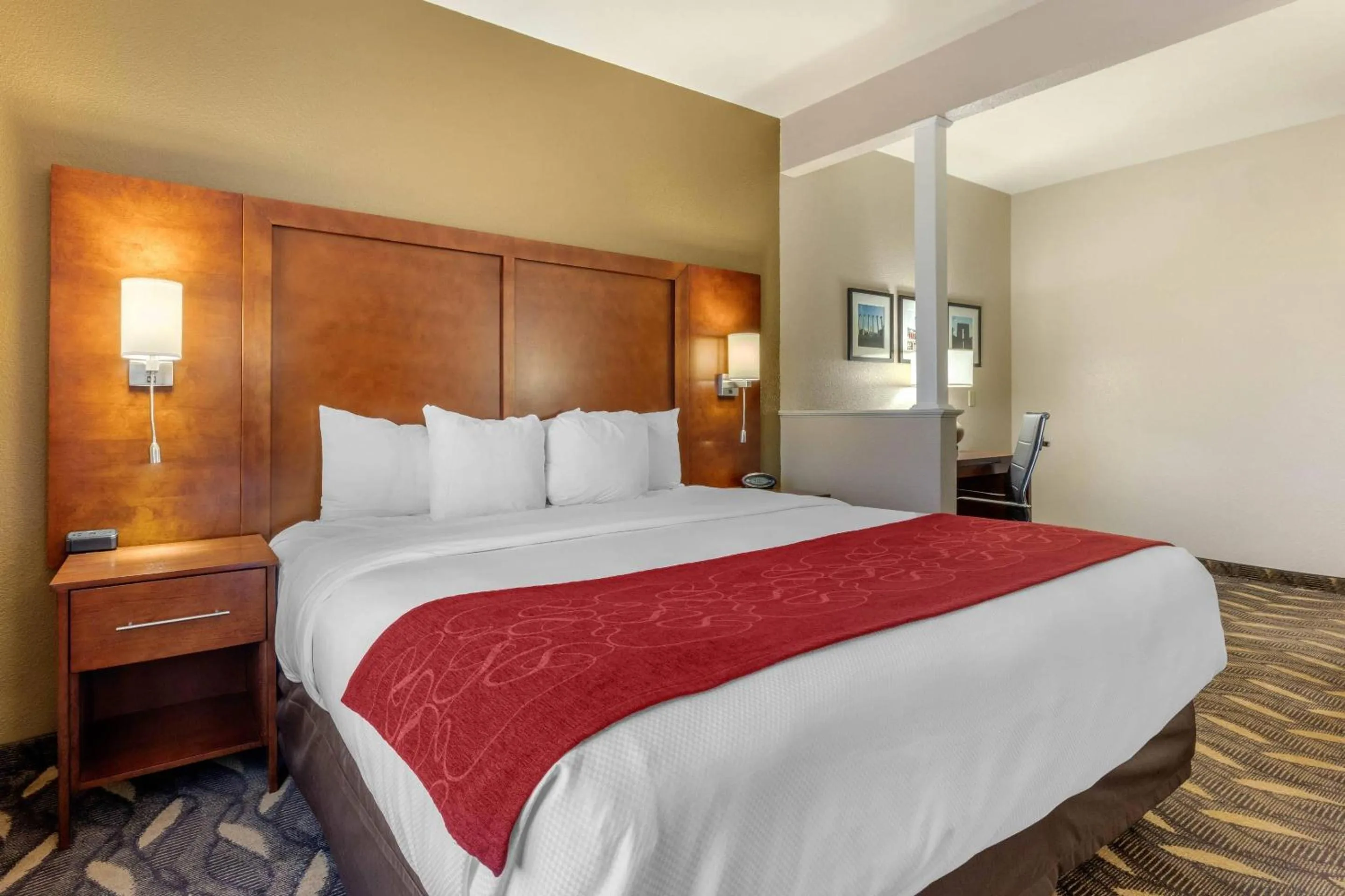 Bedroom, Bed in Comfort Suites Rolla