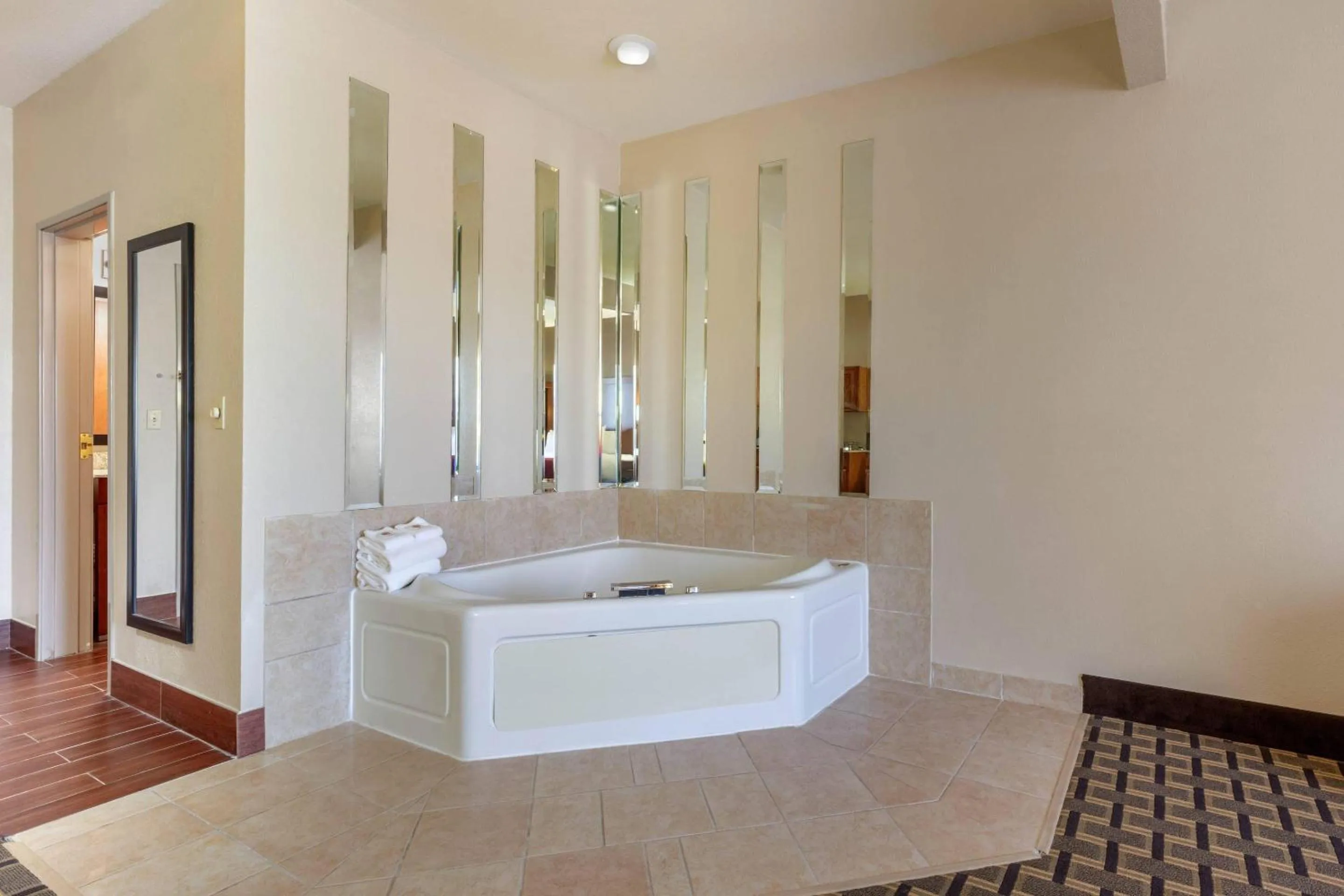 Bedroom in Comfort Suites Rolla