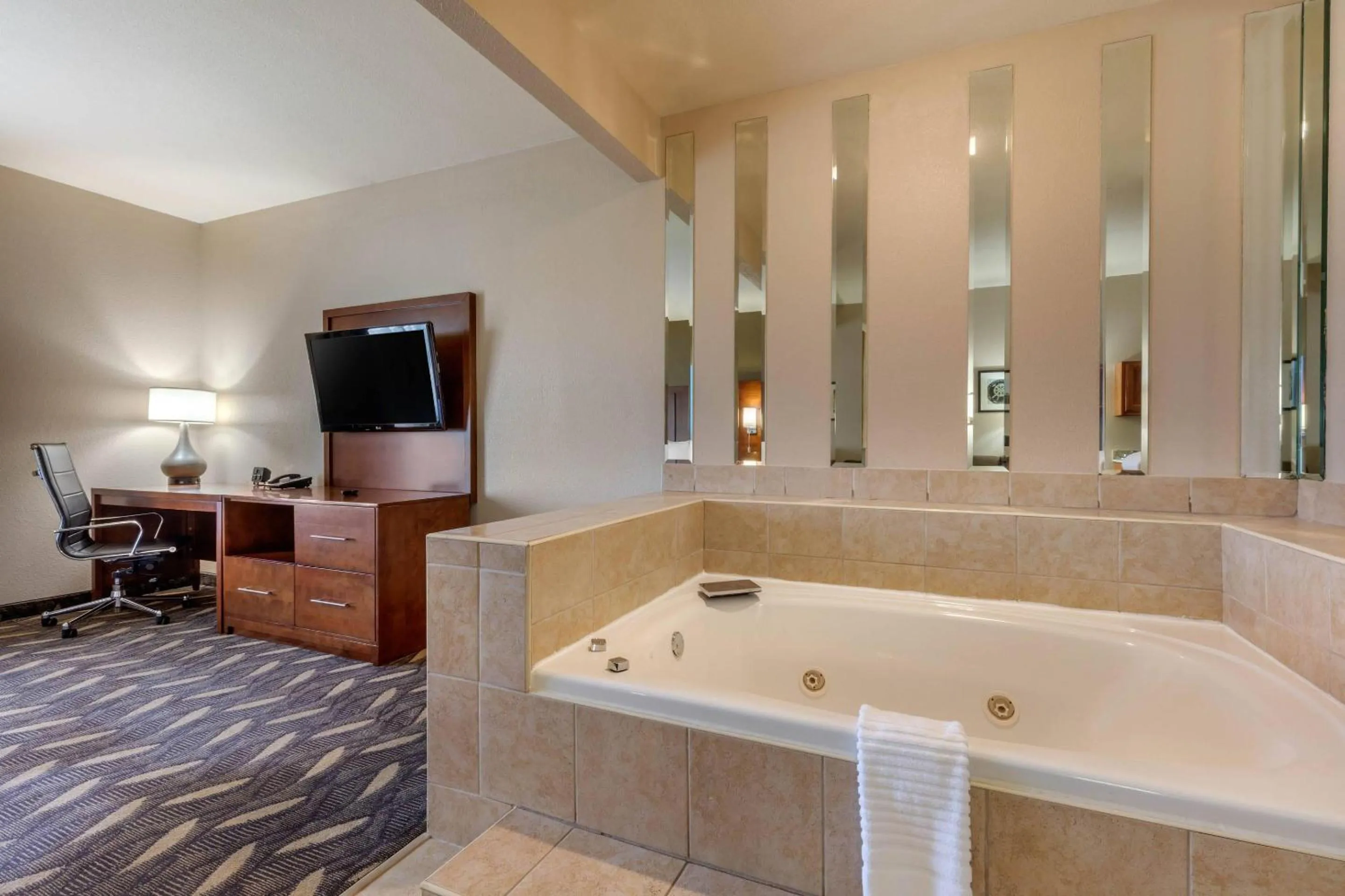 Bedroom in Comfort Suites Rolla