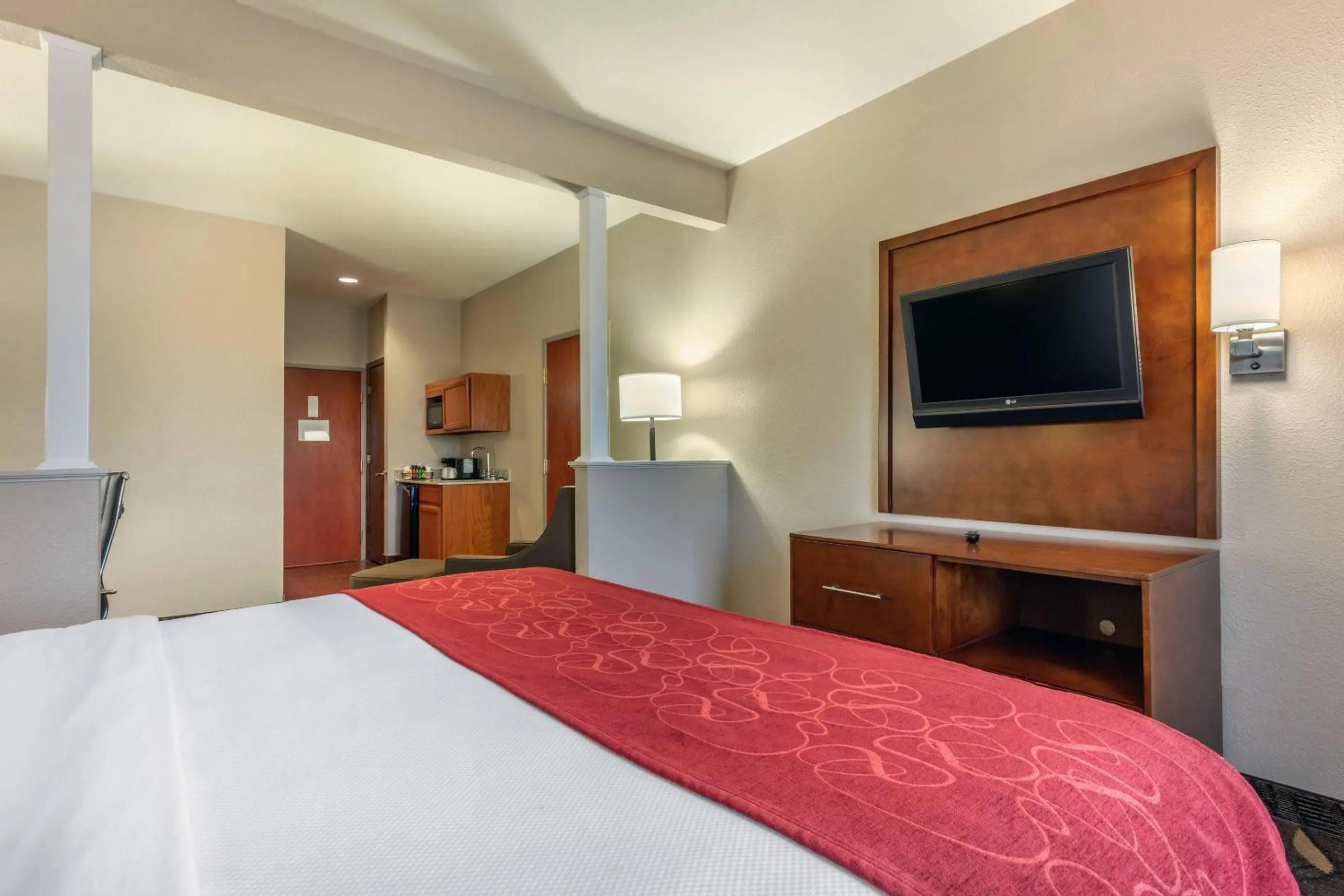 Bedroom, Bed in Comfort Suites Rolla