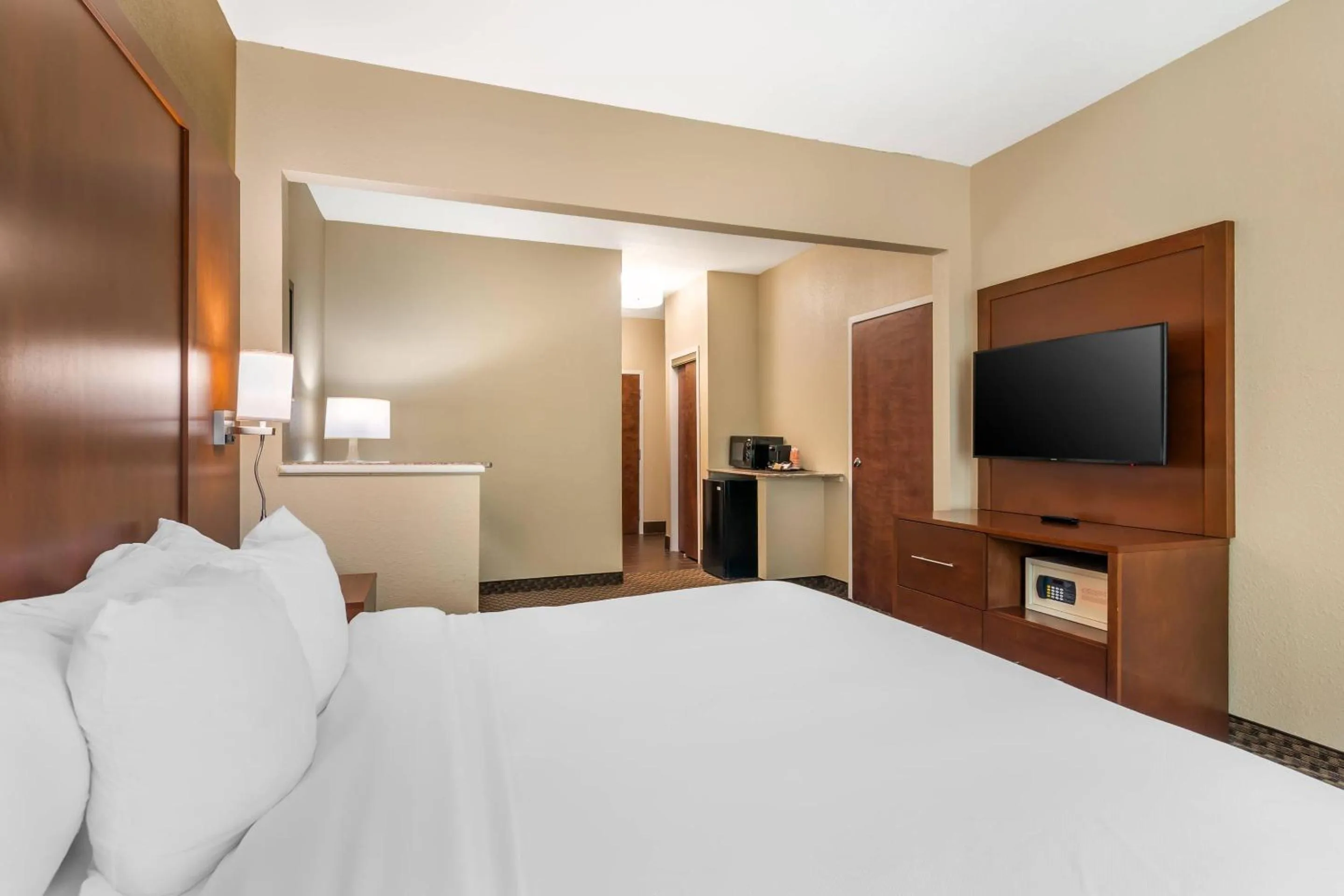 Bedroom, Bed in Comfort Suites - Jefferson City