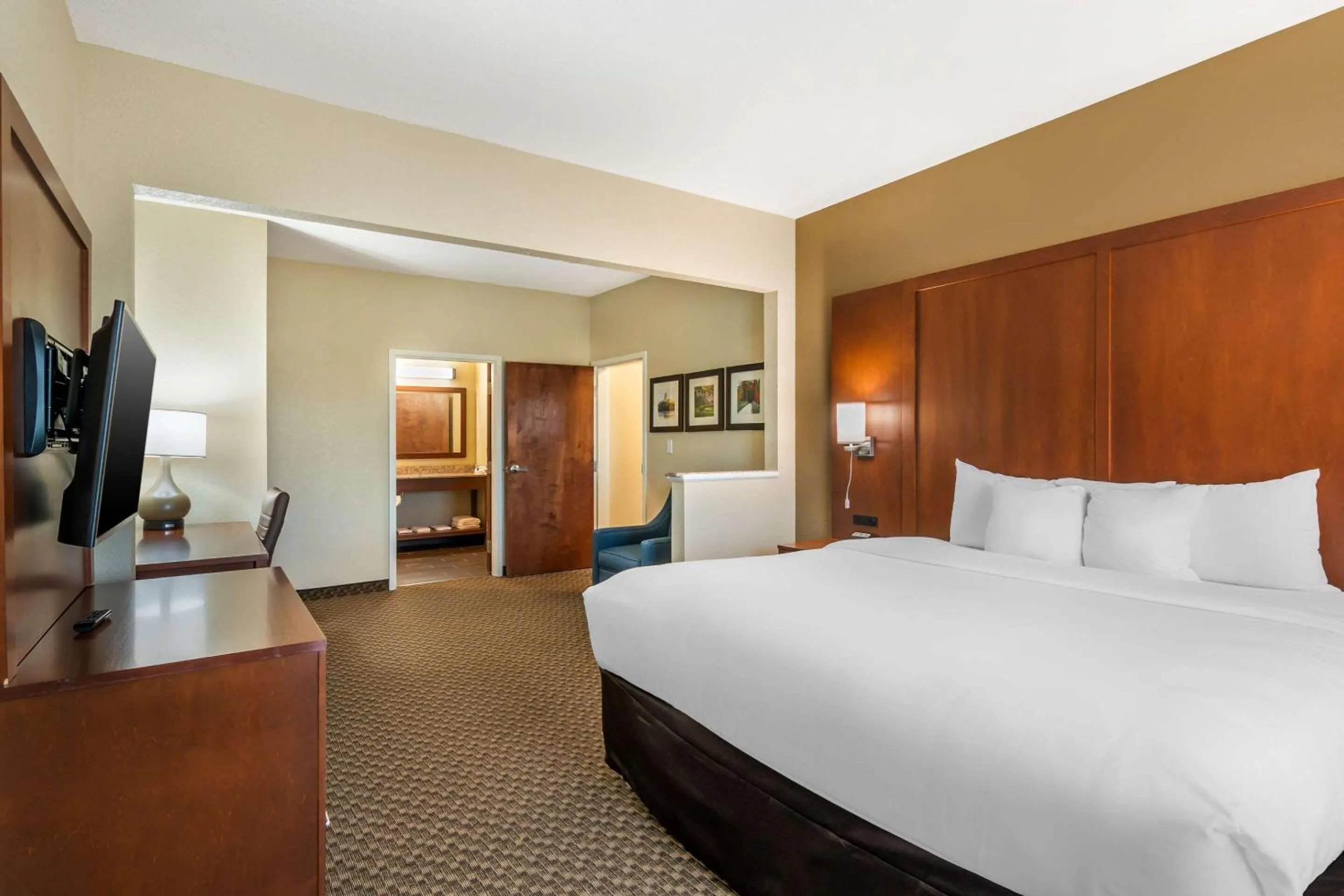 Bedroom, Bed in Comfort Suites - Jefferson City