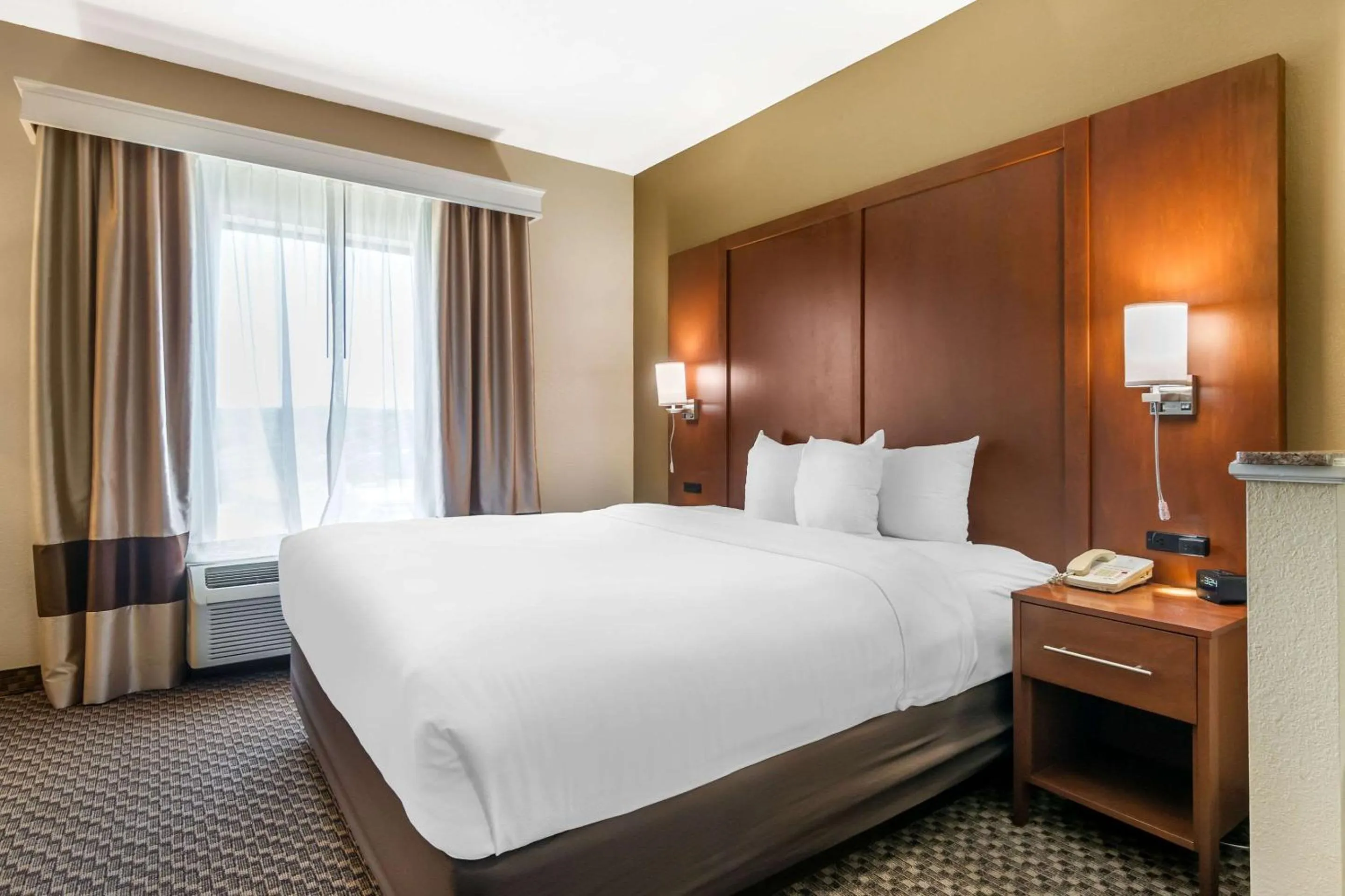 Bedroom, Bed in Comfort Suites - Jefferson City