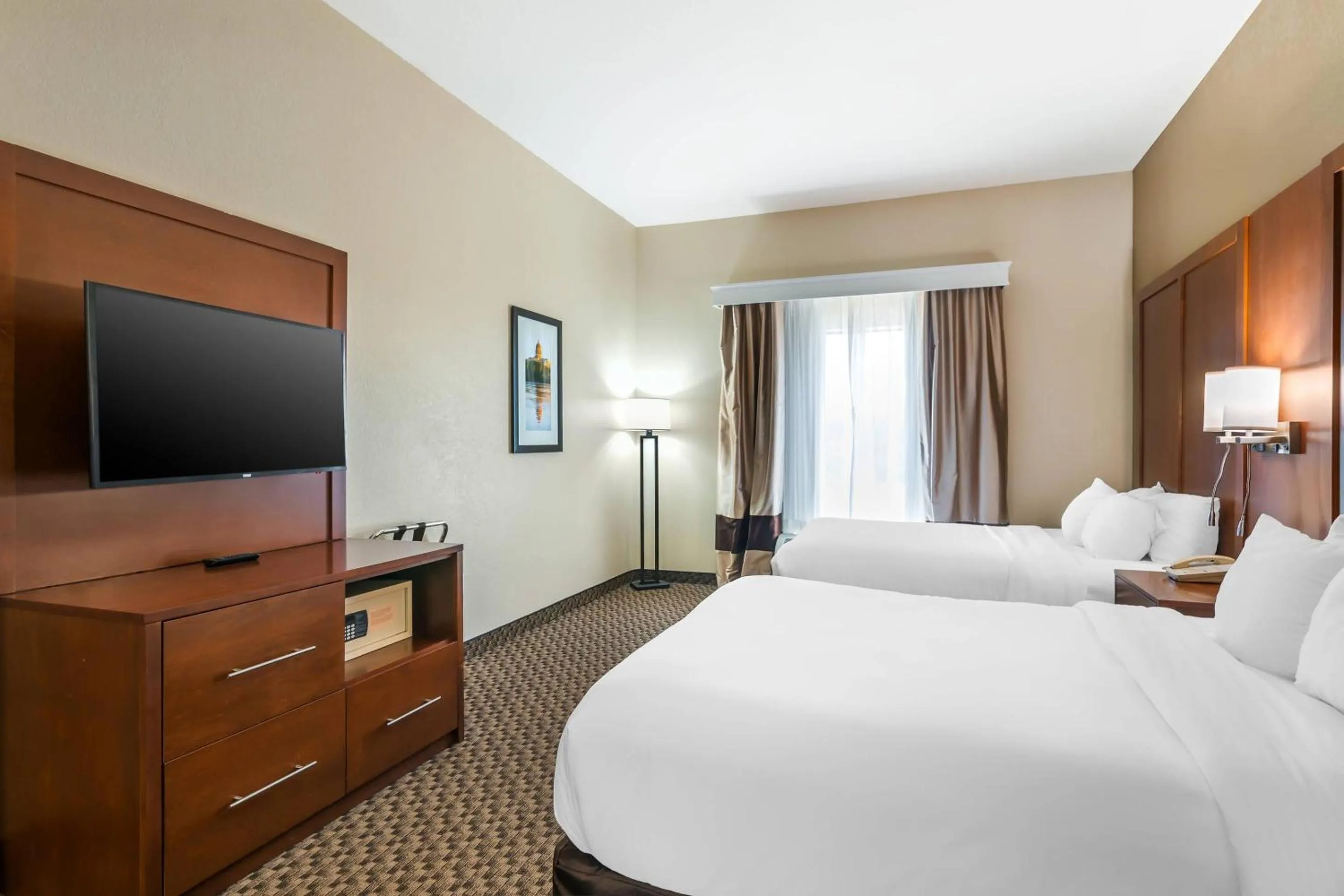 Bedroom, Bed in Comfort Suites - Jefferson City