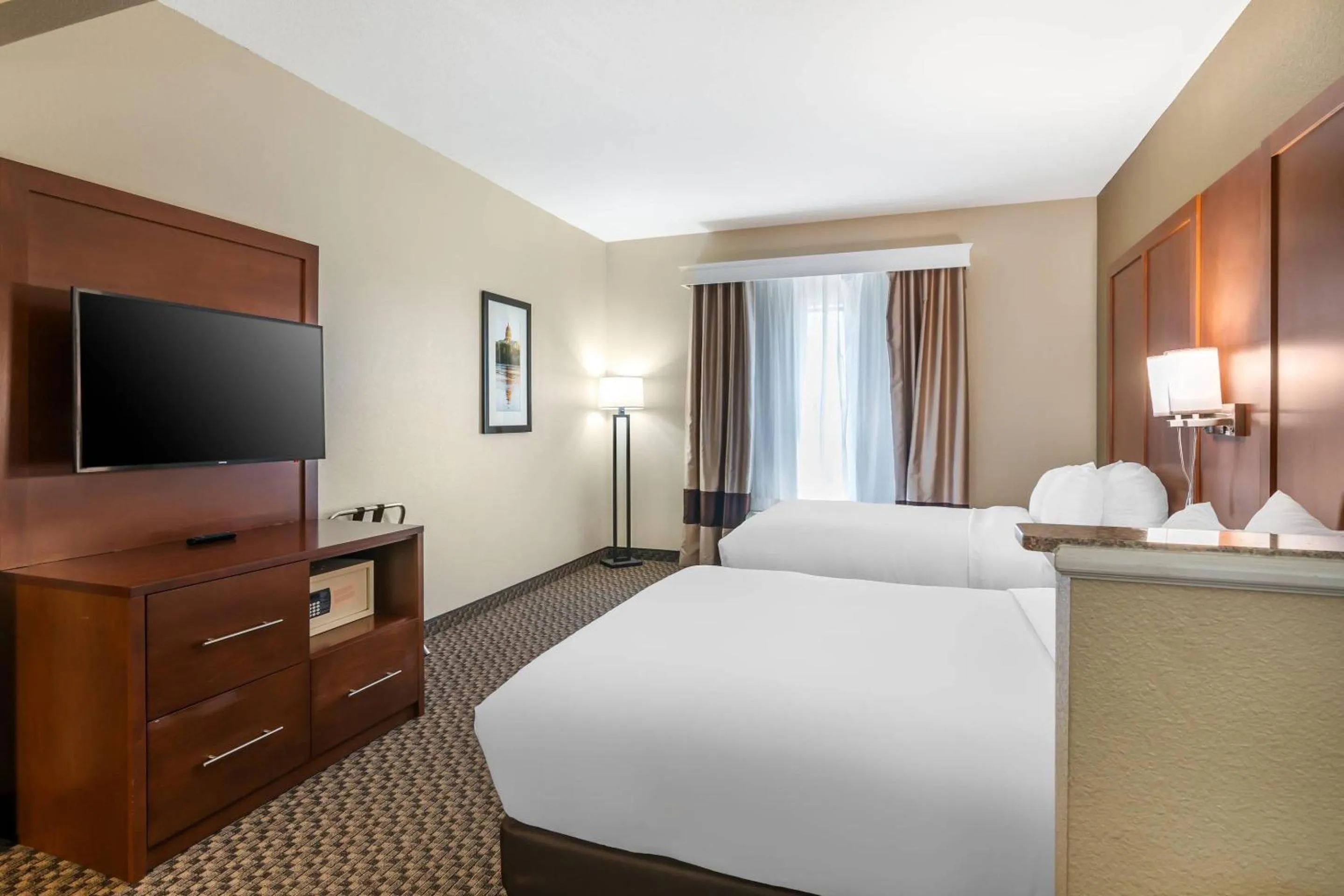 Bedroom, Bed in Comfort Suites - Jefferson City