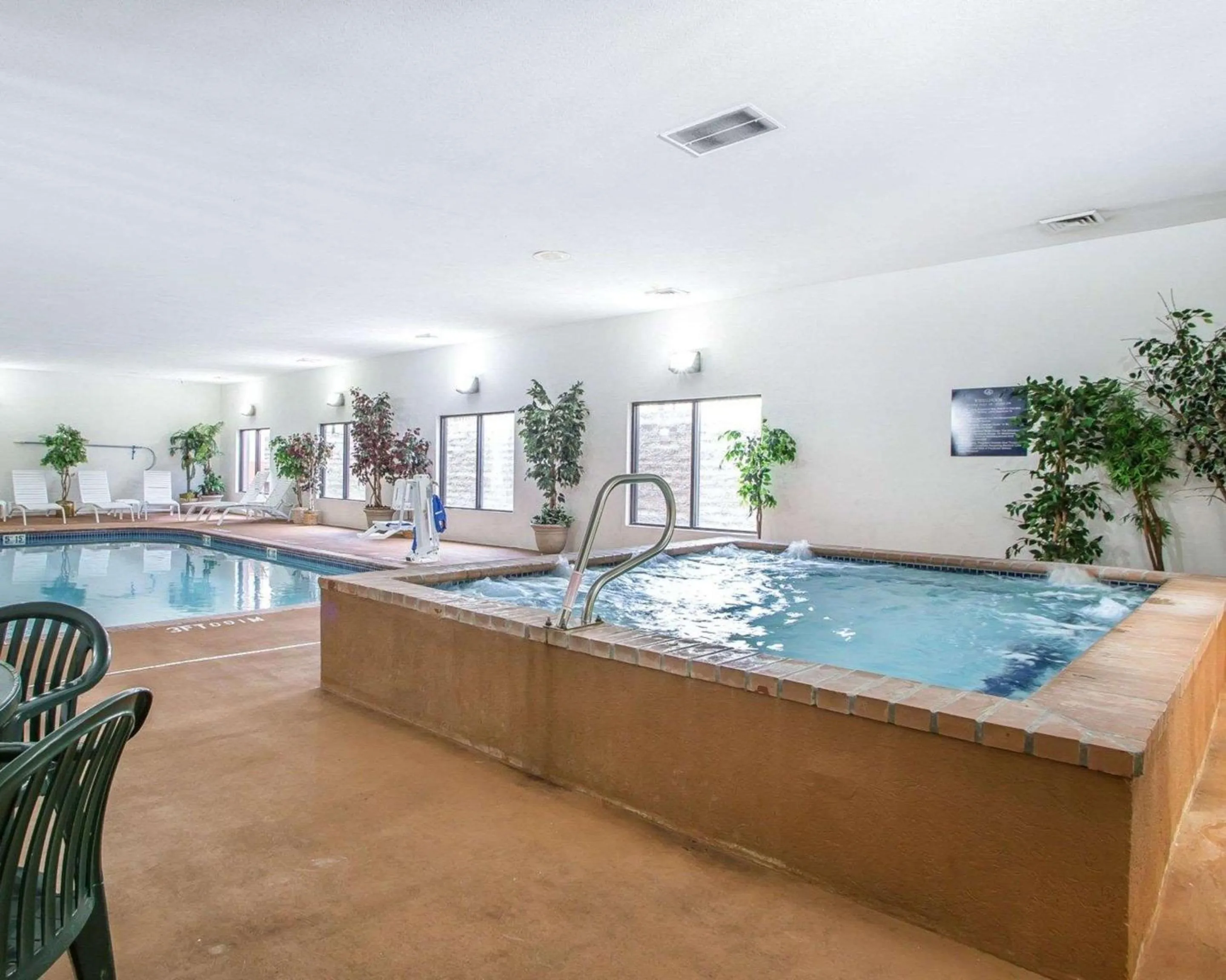 Swimming pool in Comfort Suites - Jefferson City