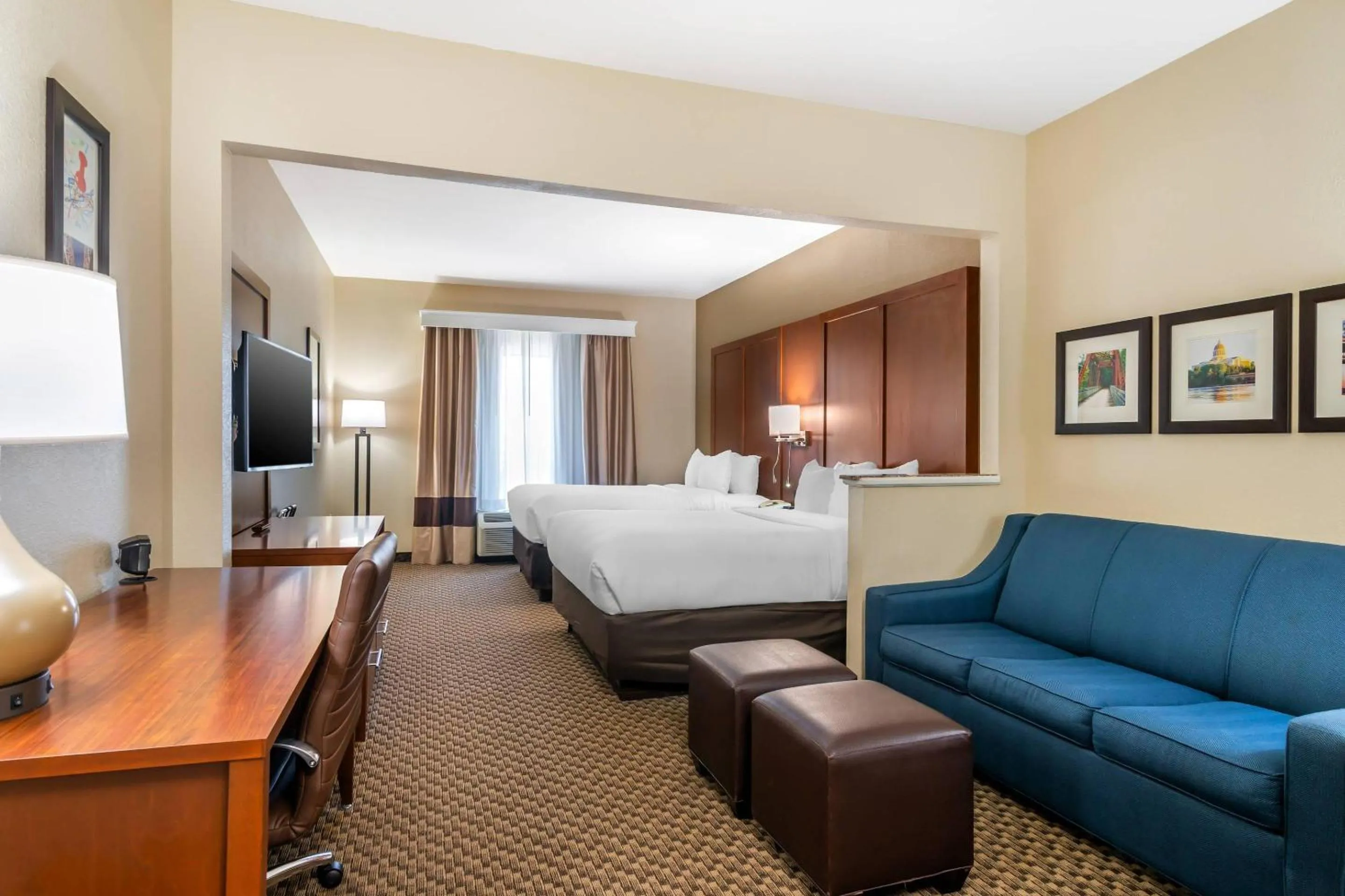 Bedroom, Bed in Comfort Suites - Jefferson City