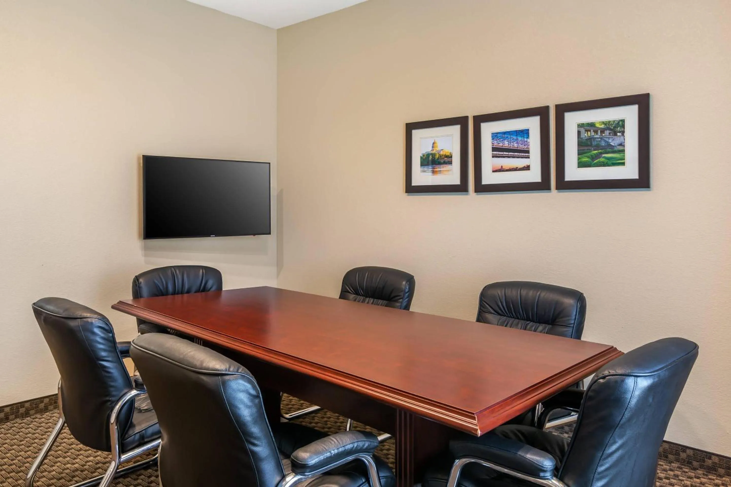 Bedroom in Comfort Suites - Jefferson City