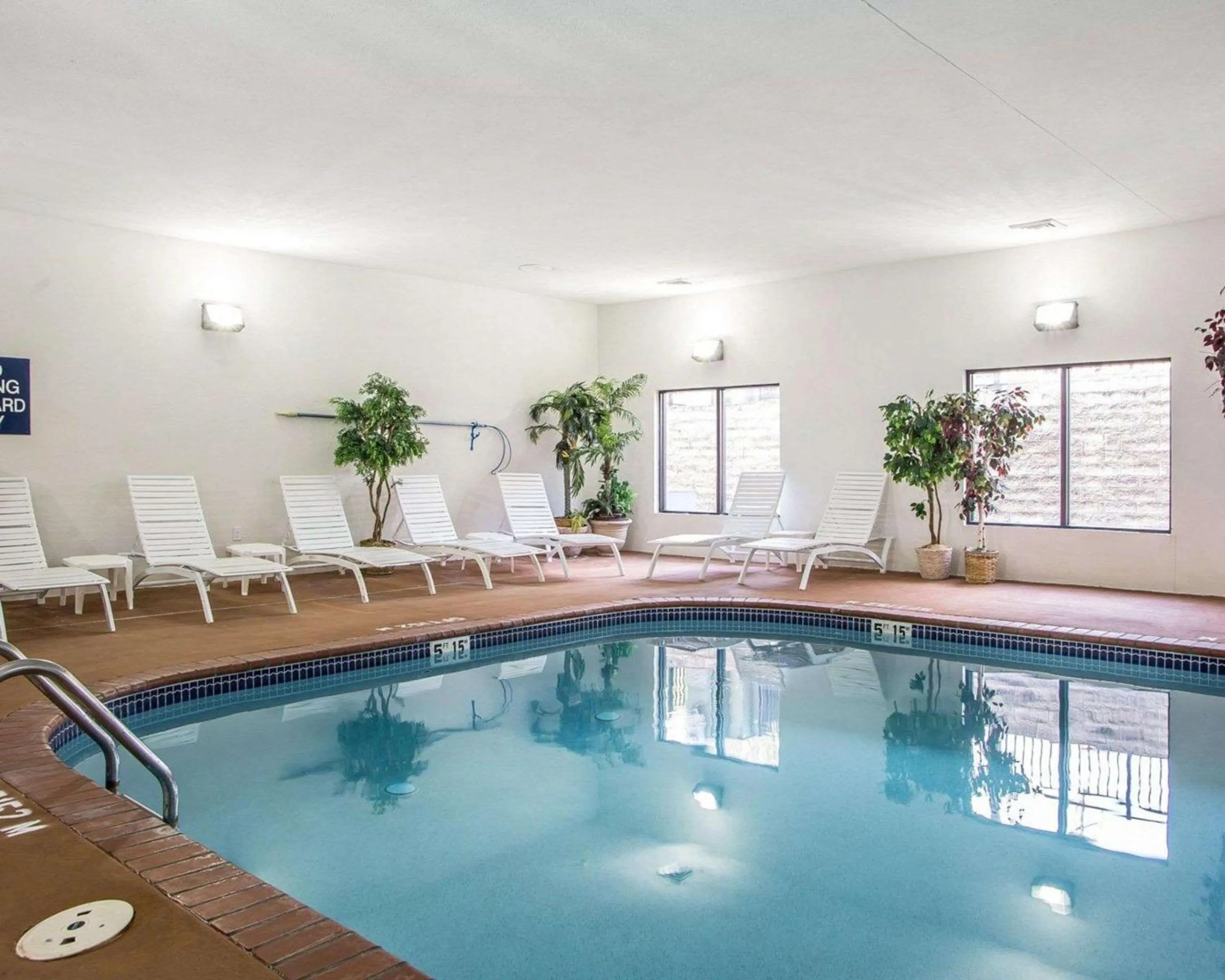 Swimming pool in Comfort Suites - Jefferson City