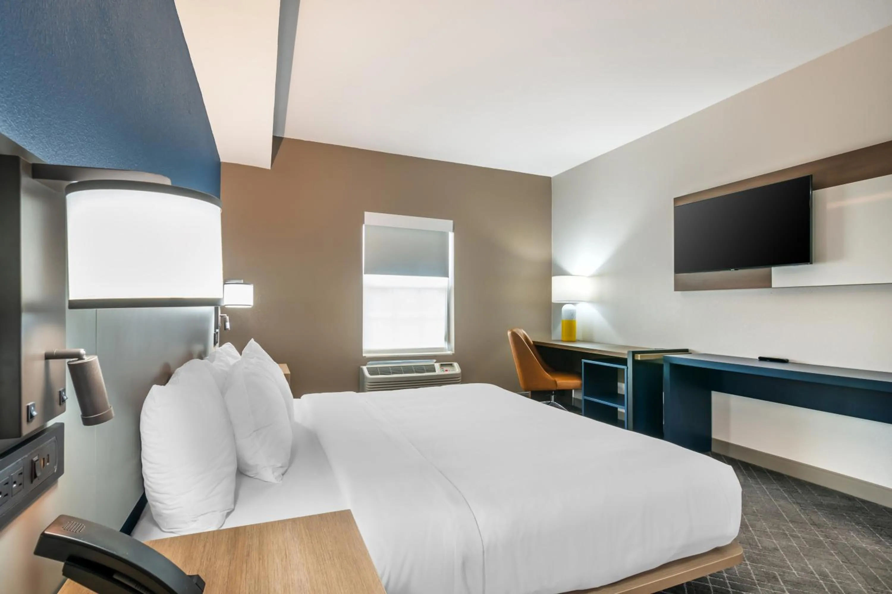 Shower, Bed in Comfort Inn & Suites Chesterfield - St Louis