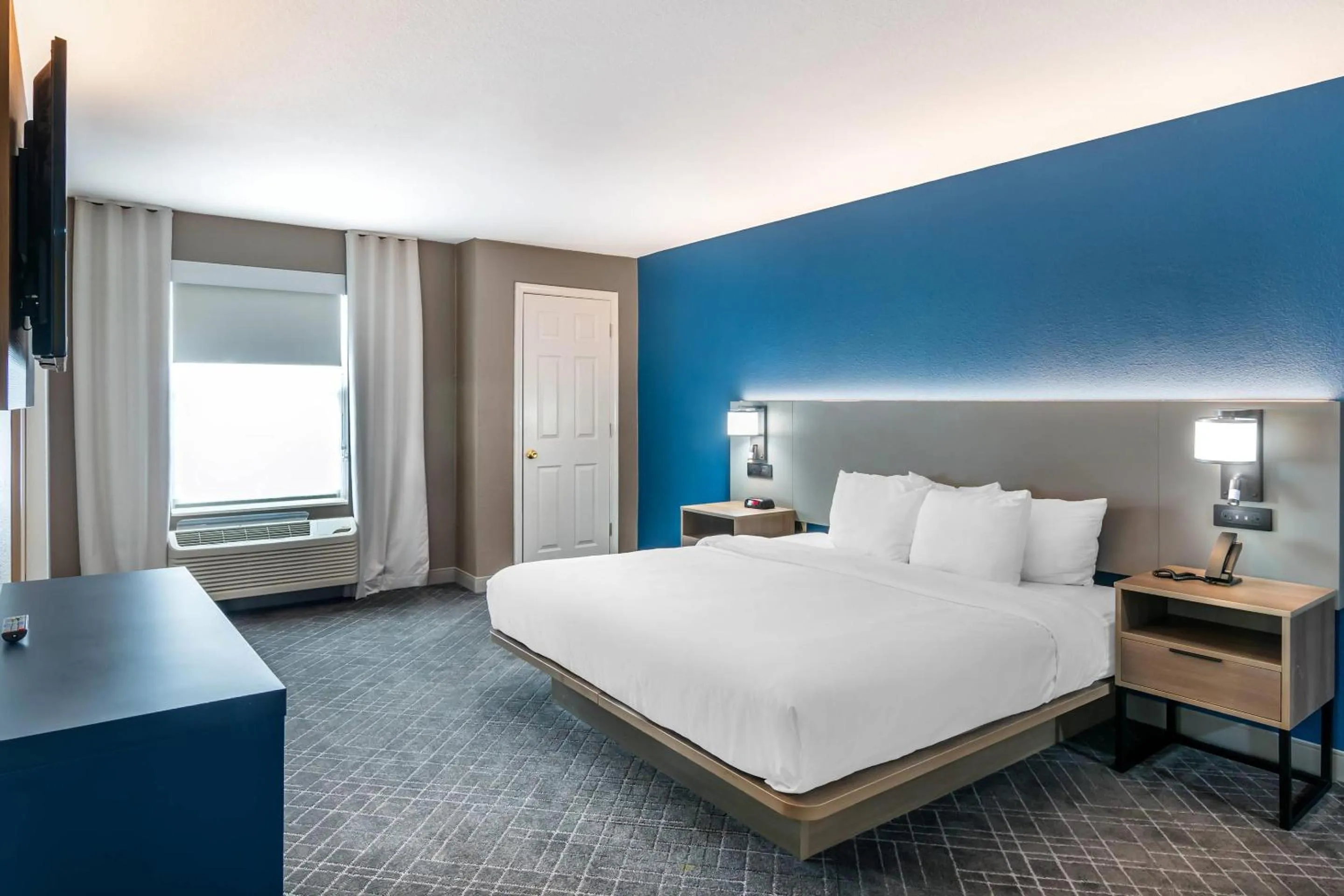 Bedroom, Bed in Comfort Inn & Suites Chesterfield - St Louis