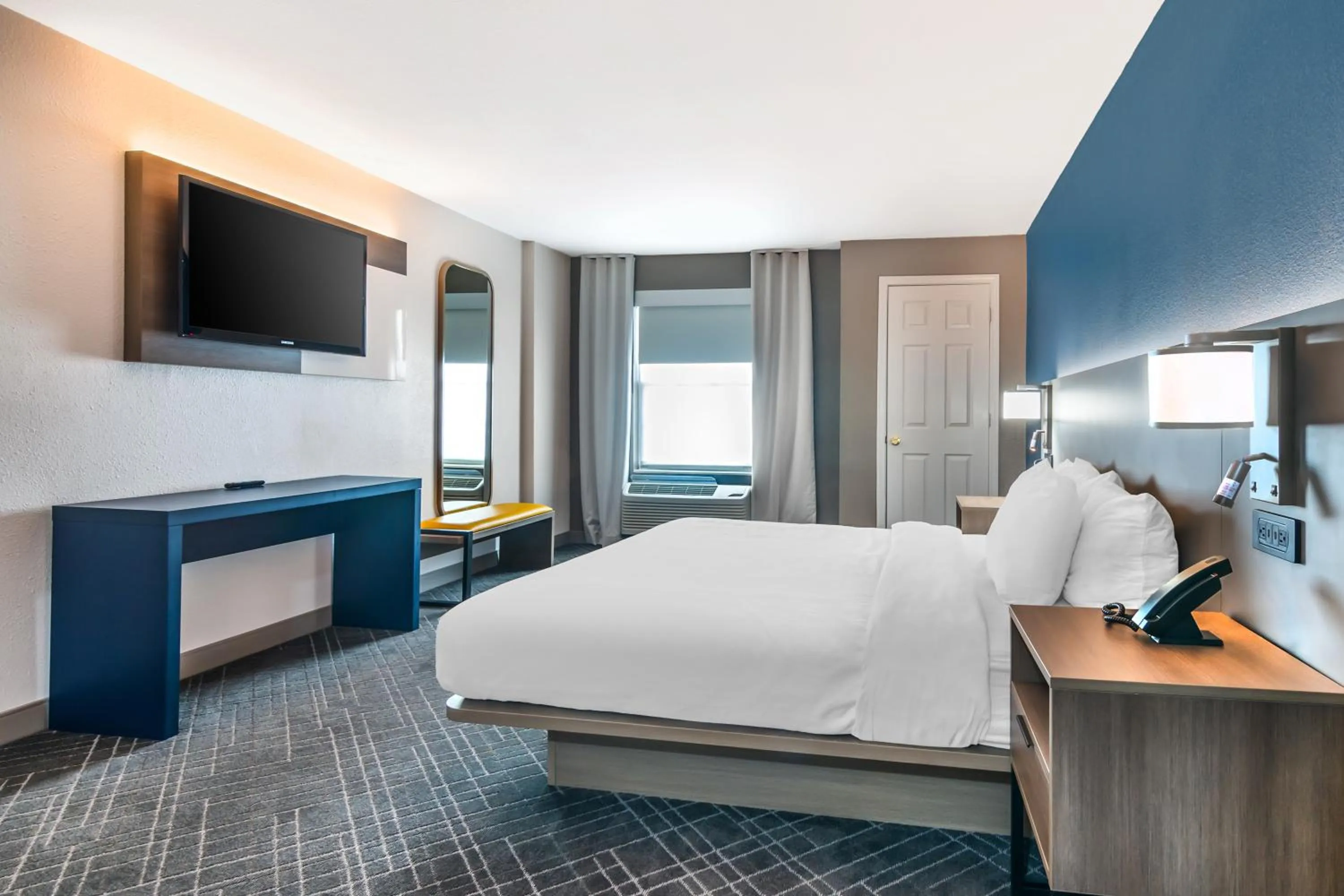 TV and multimedia, Bed in Comfort Inn & Suites Chesterfield - St Louis