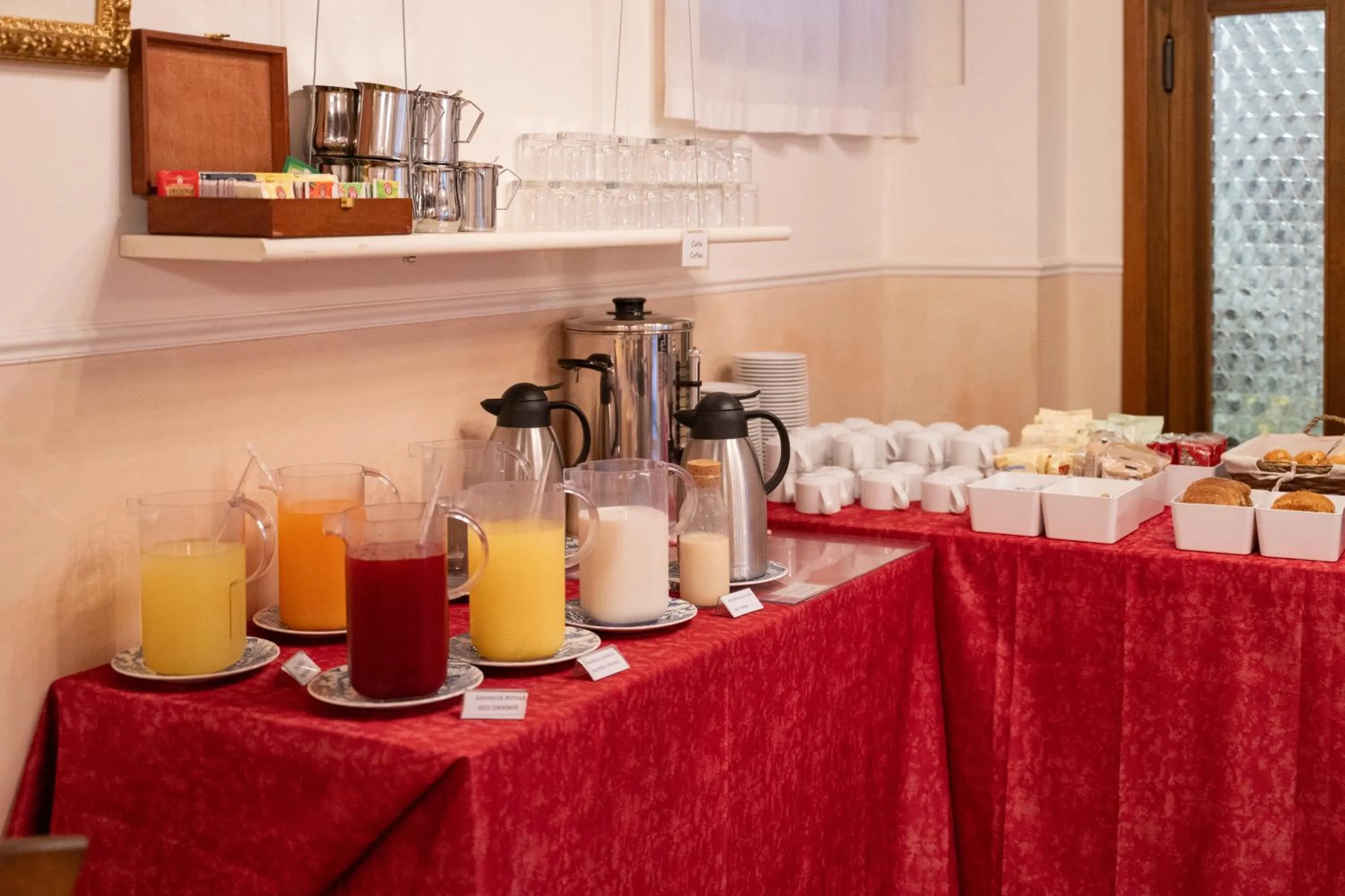 Coffee/tea facilities in Hotel Tivoli