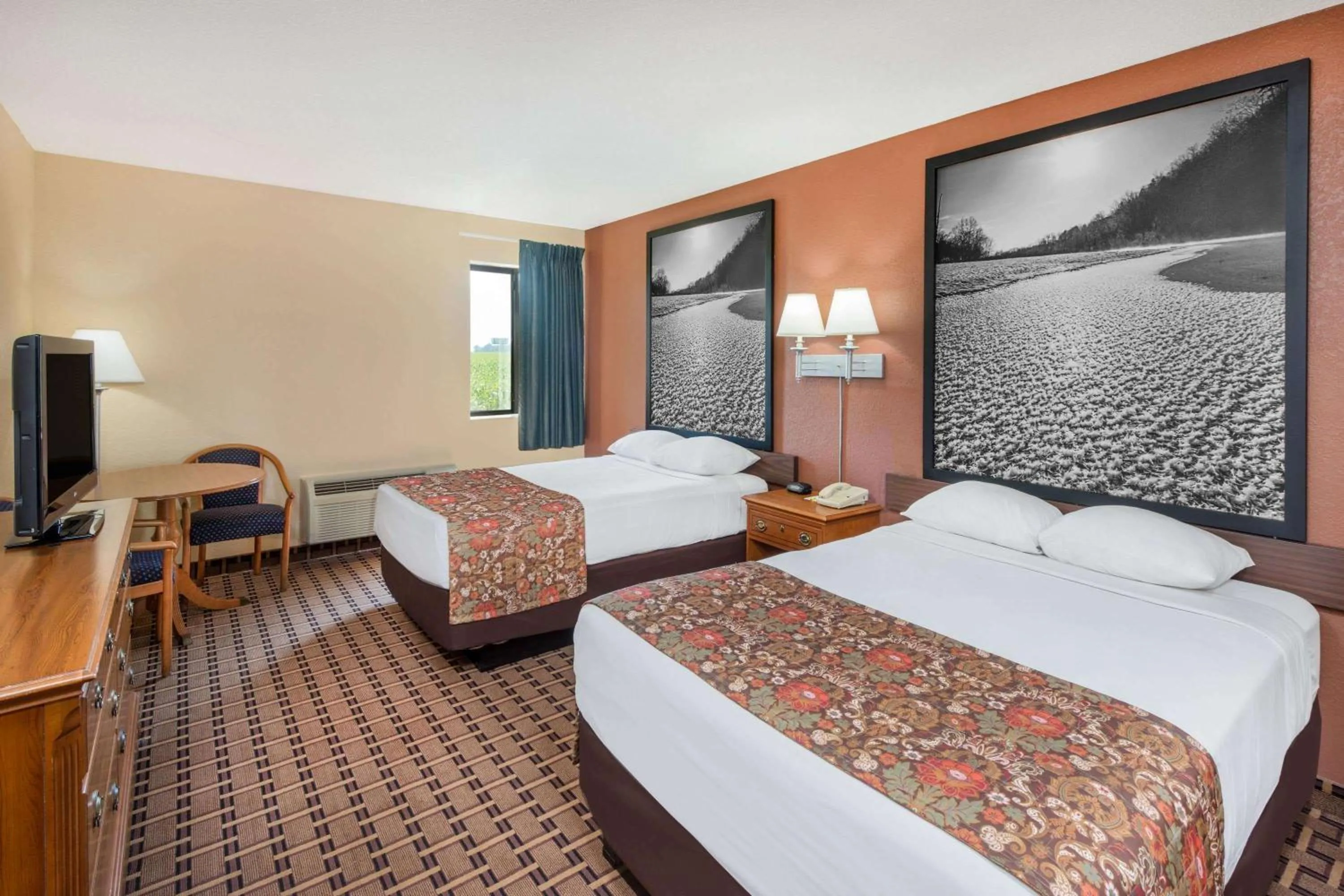 Photo of the whole room, Bed in Super 8 by Wyndham Charleston Sikeston East MO