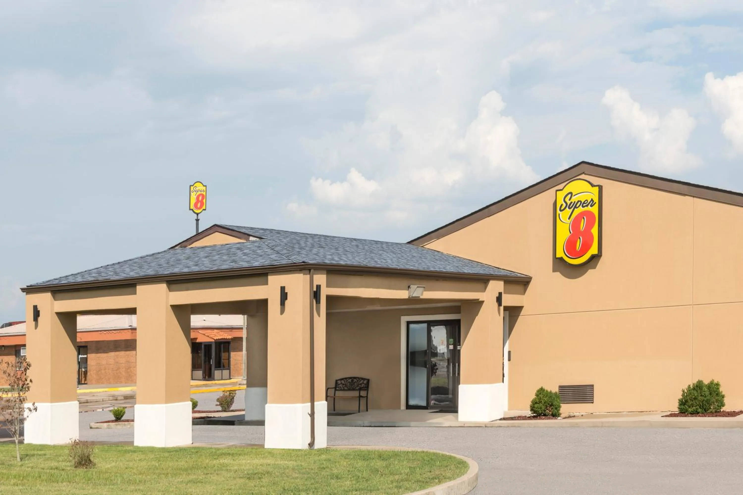 Facade/entrance in Super 8 by Wyndham Charleston Sikeston East MO