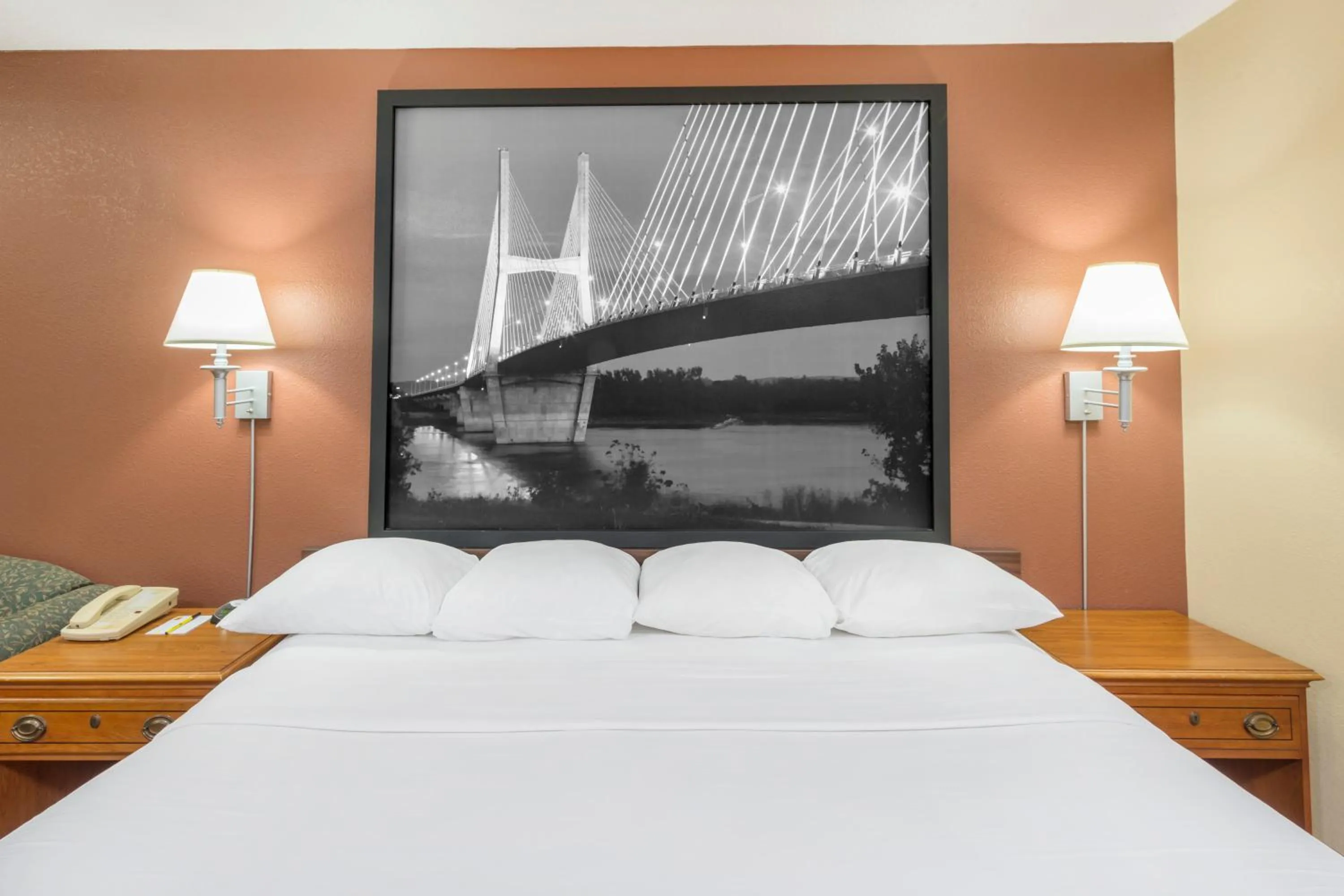 Bedroom, Bed in Super 8 by Wyndham Charleston Sikeston East MO