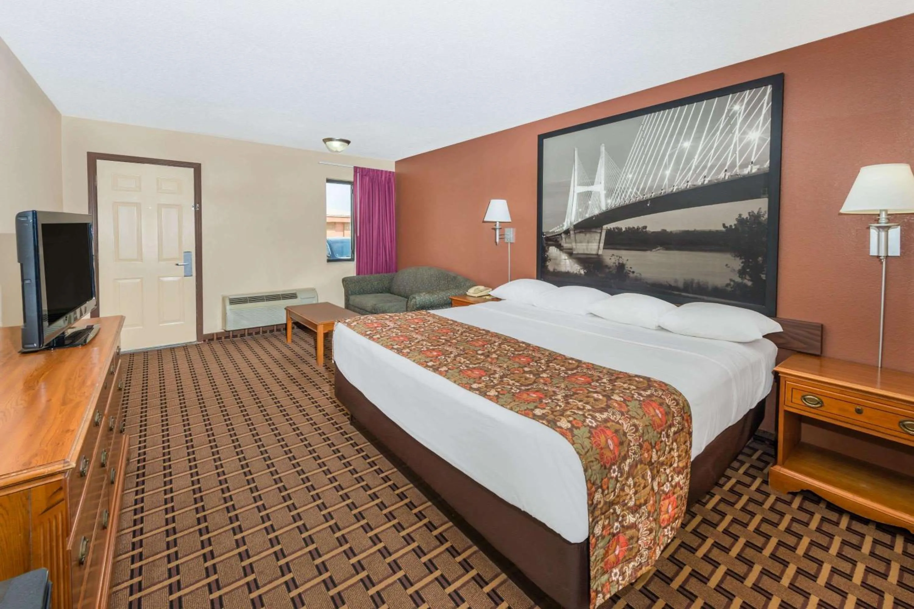 Photo of the whole room, Bed in Super 8 by Wyndham Charleston Sikeston East MO