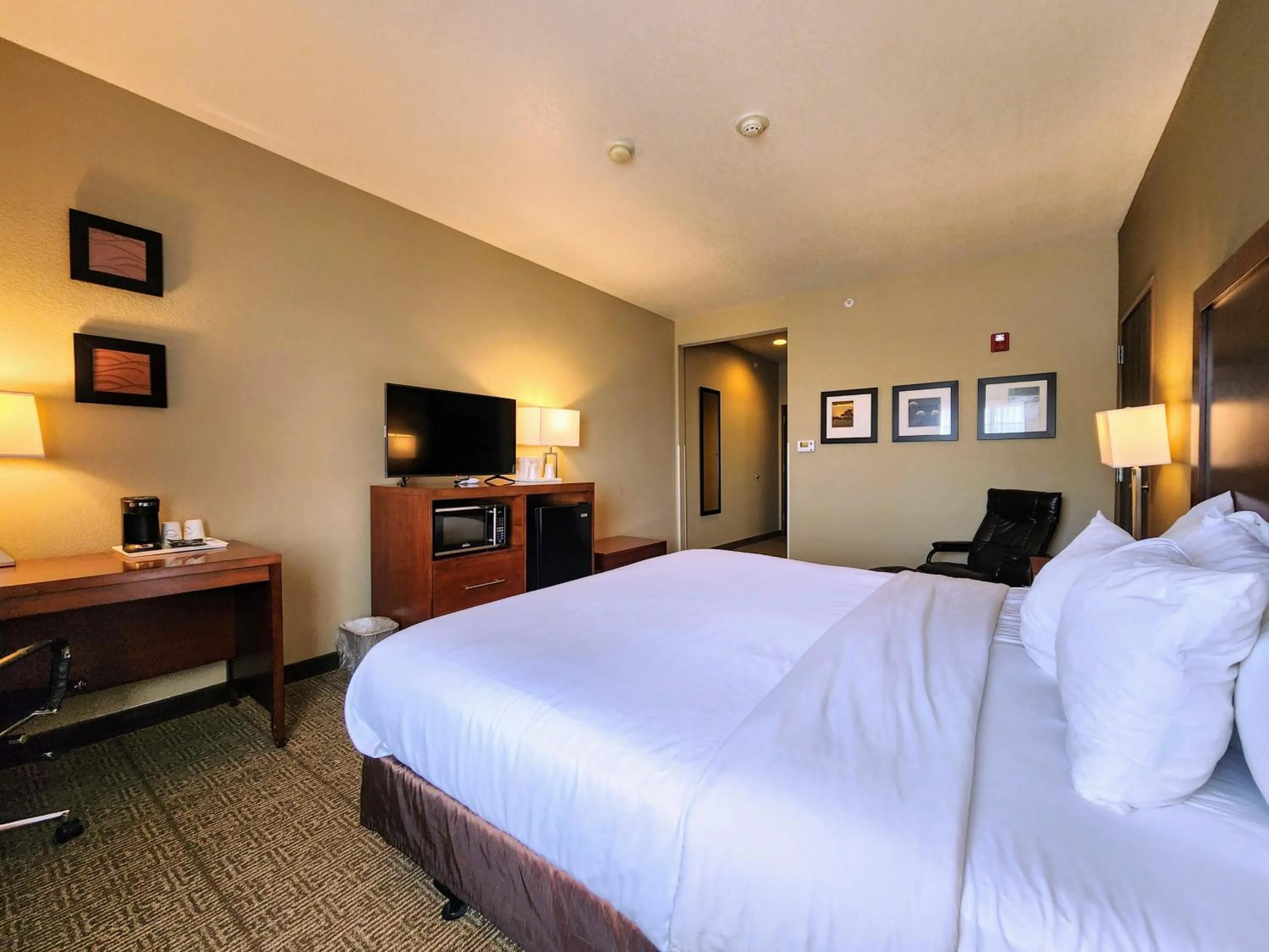 TV and multimedia, Bed in Comfort Inn Bolivar