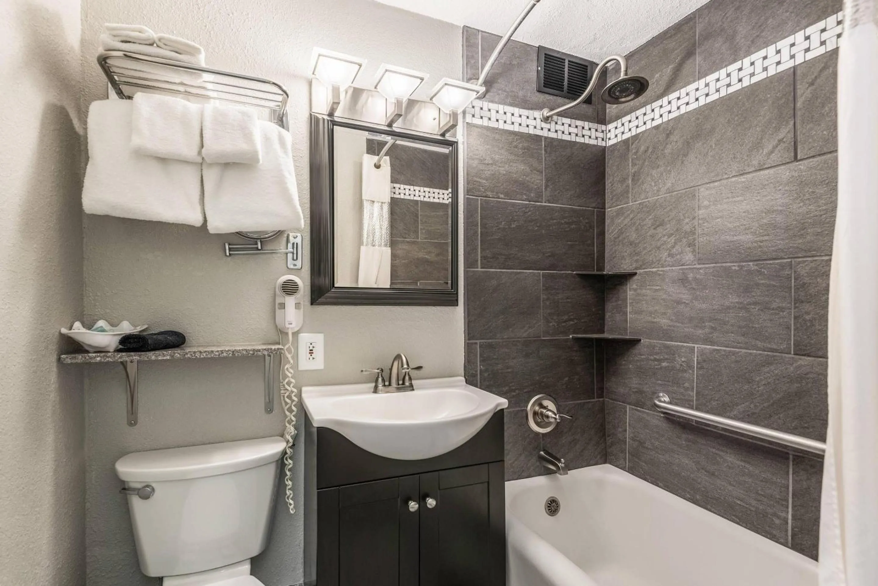 Bedroom in Hotel Bothwell Sedalia Central District, an Ascend Collection Hotel