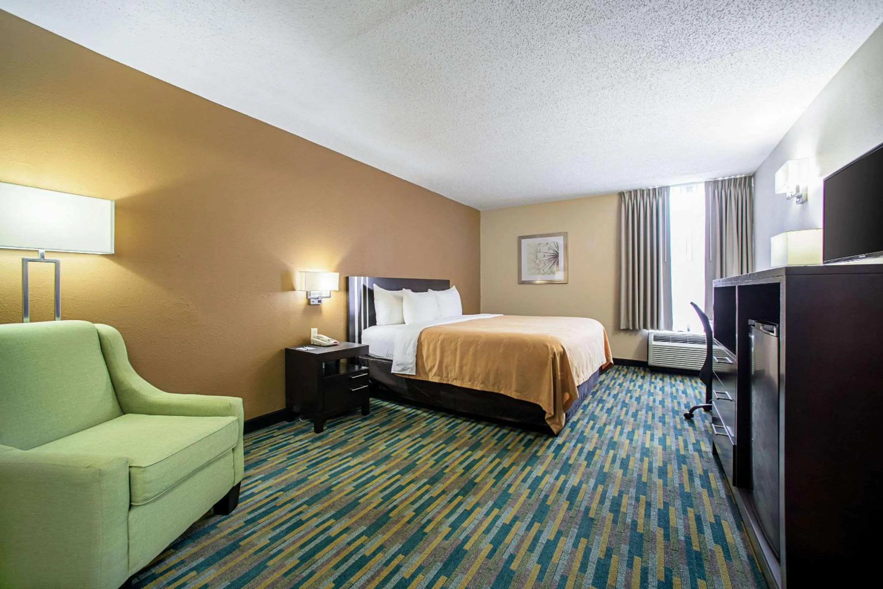 Photo of the whole room, Bed in Quality Inn Near Six Flags St. Louis