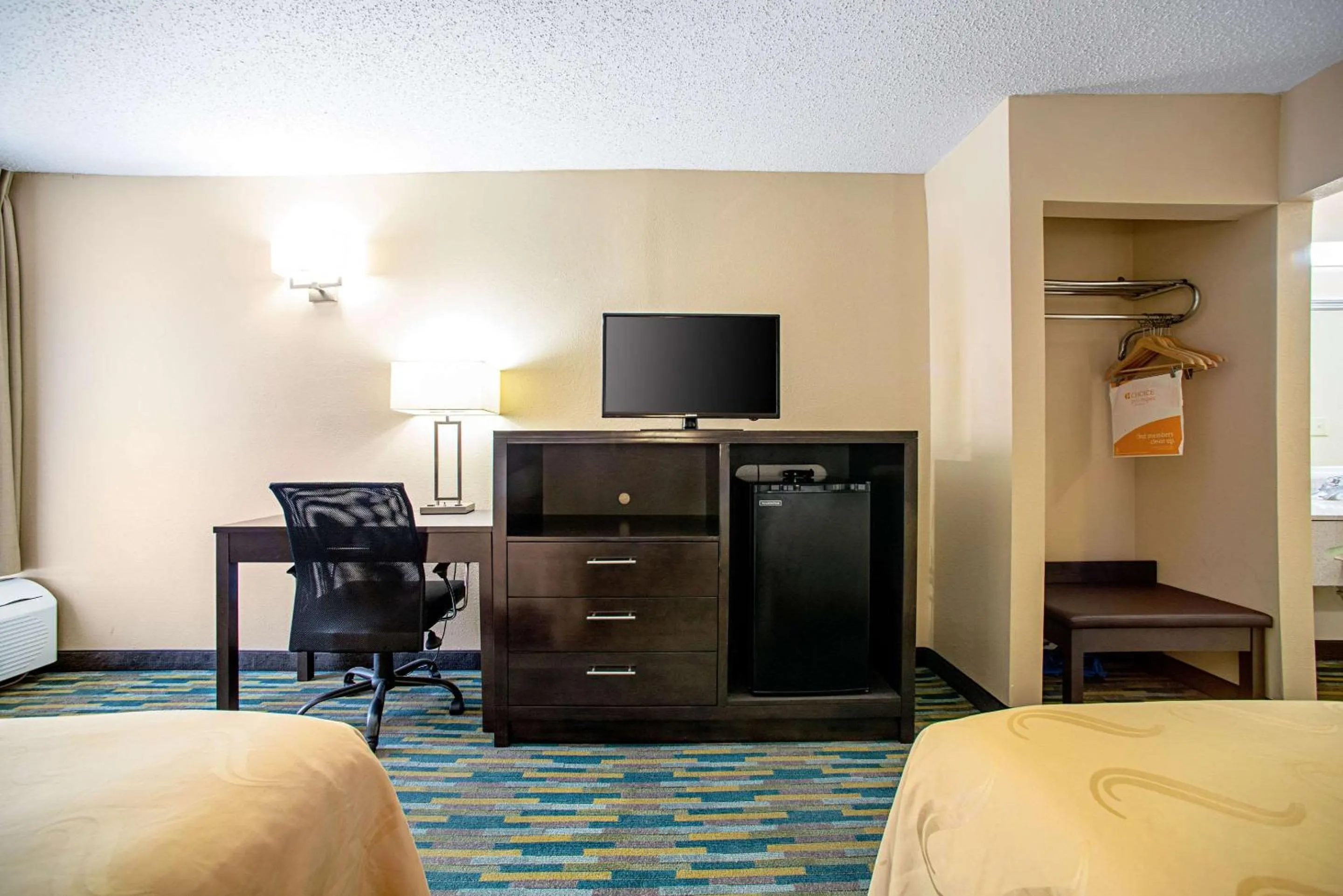 Photo of the whole room, Bed in Quality Inn Near Six Flags St. Louis
