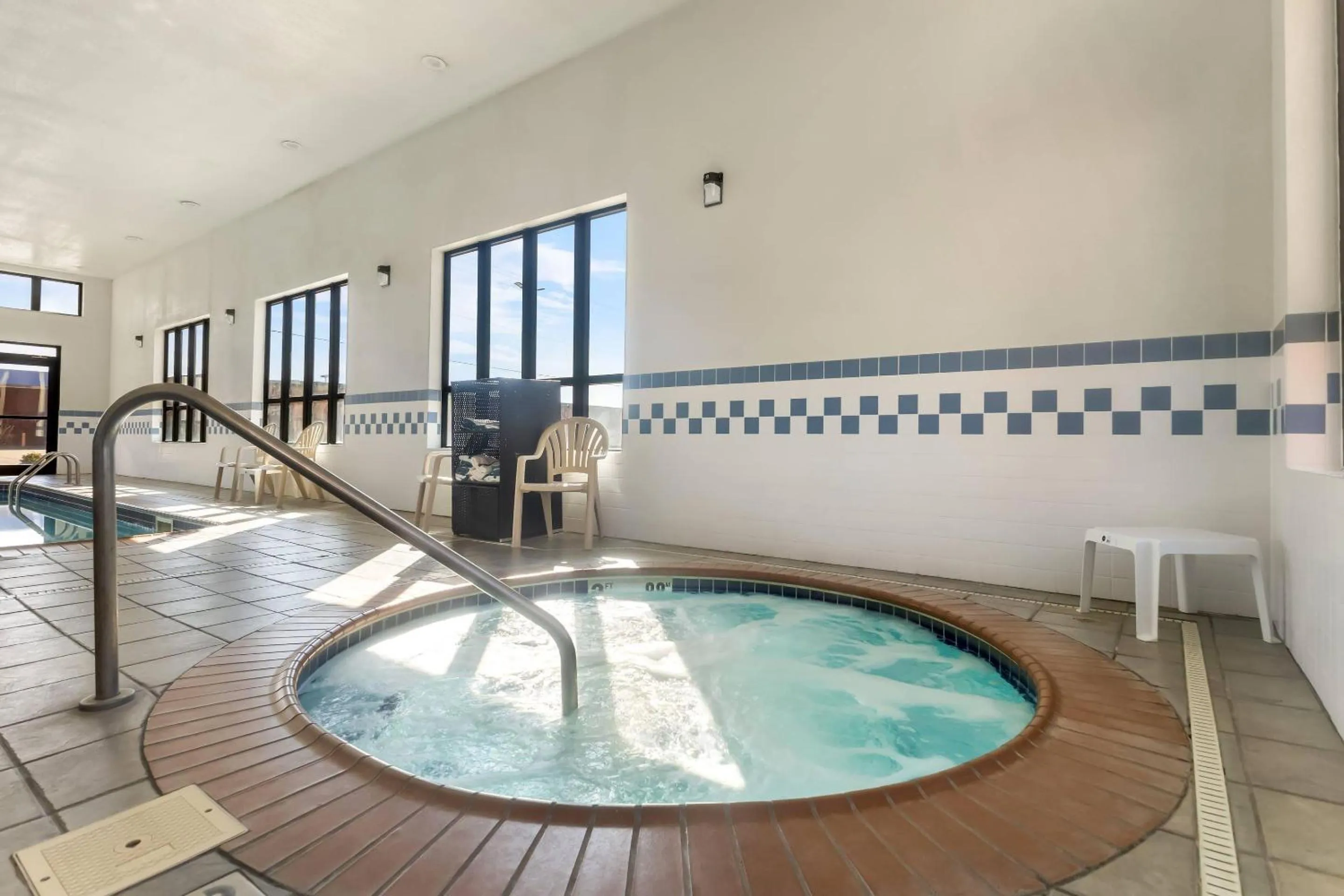 Swimming pool in Comfort Inn & Suites Sikeston I-55