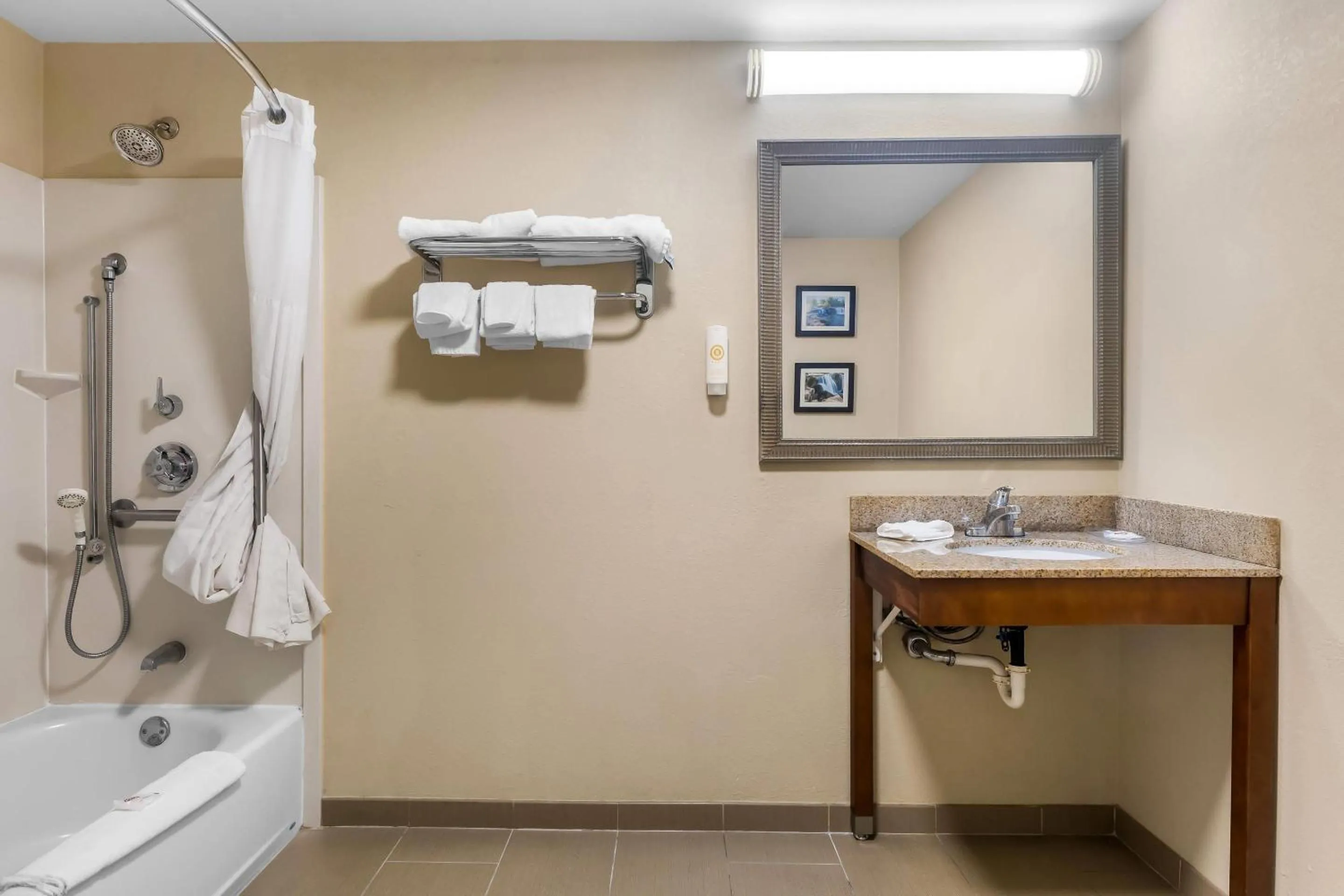 Bedroom in Comfort Inn & Suites Sikeston I-55