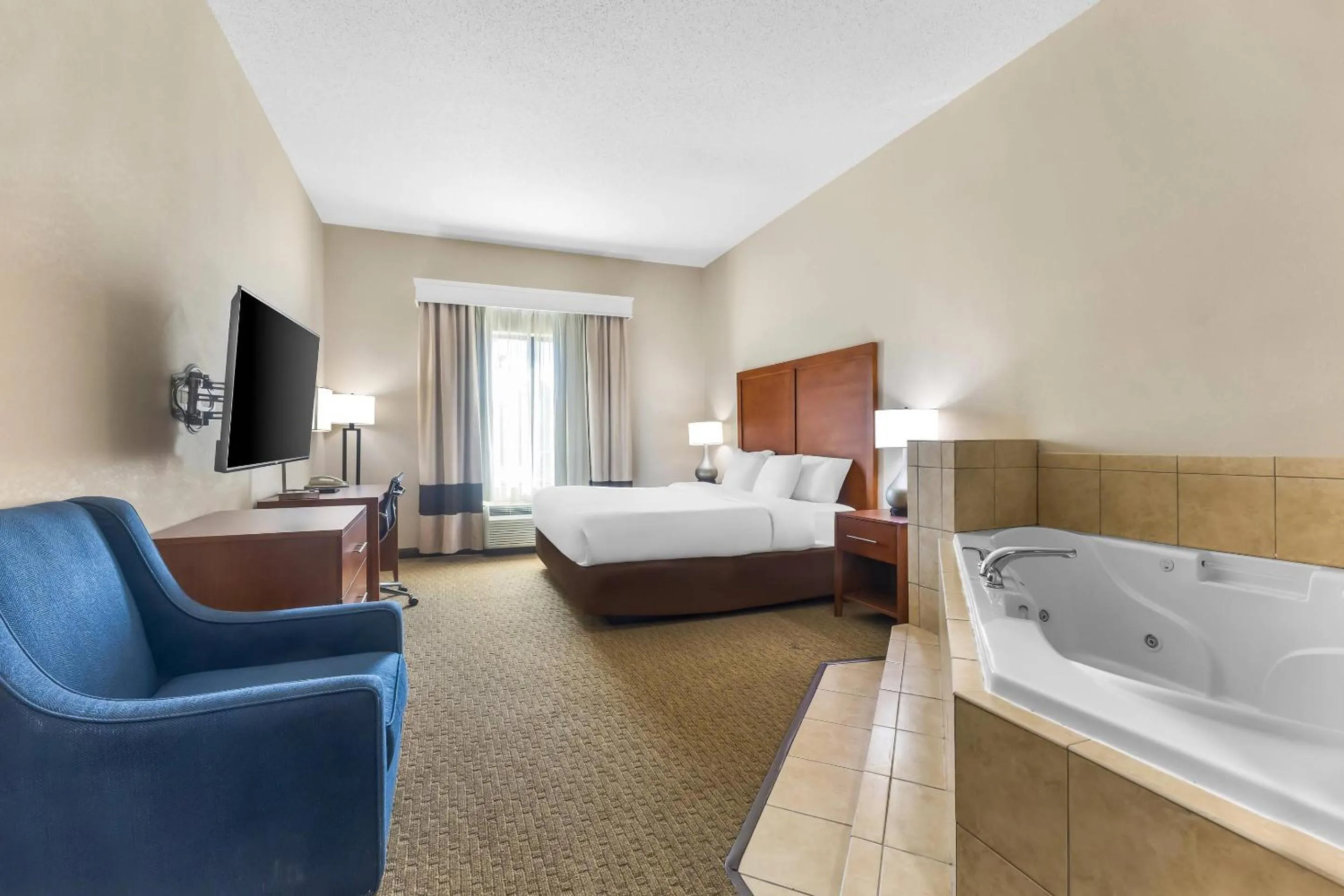 Bedroom, Bed in Comfort Inn & Suites Sikeston I-55