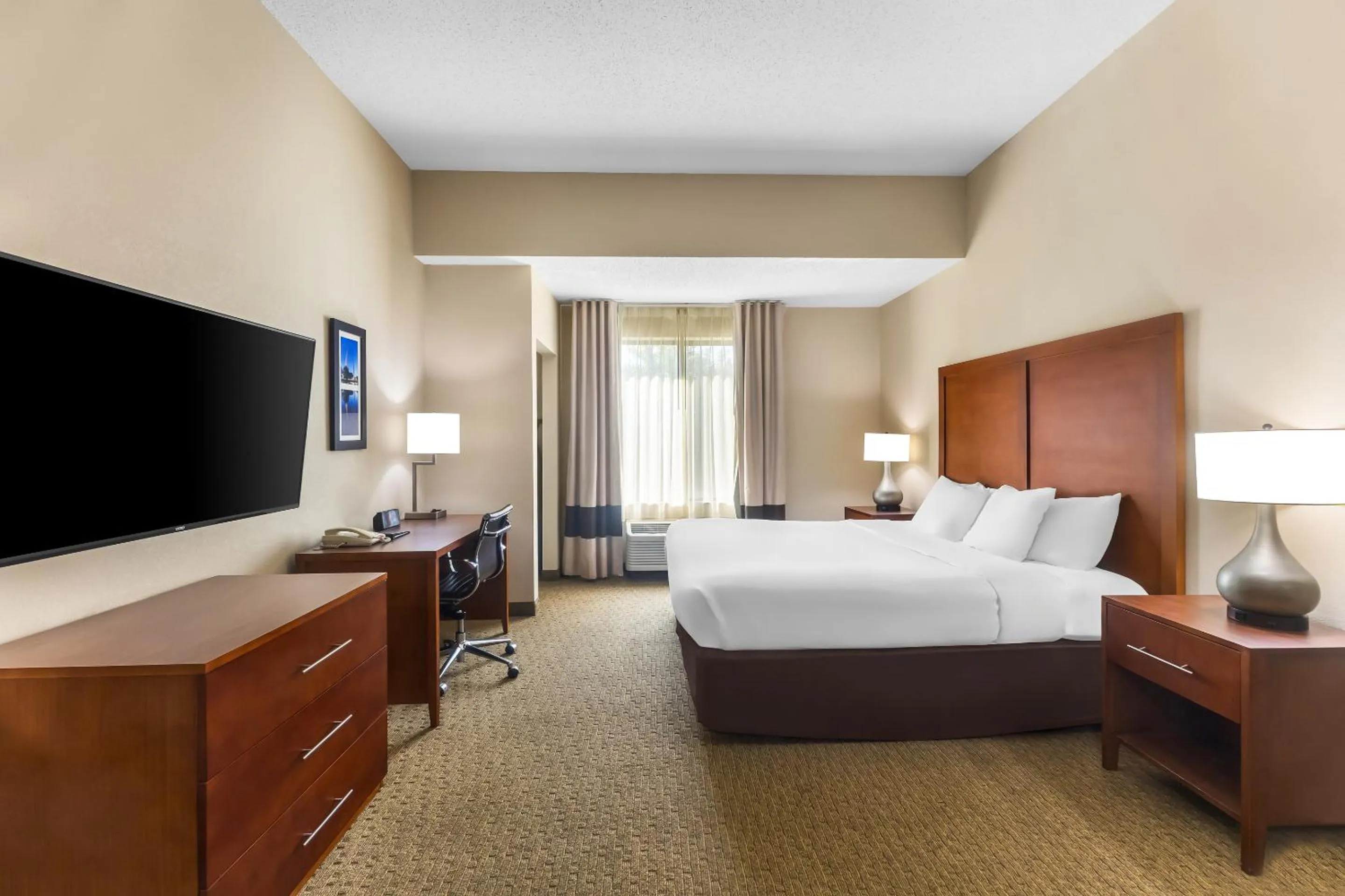 Photo of the whole room, Bed in Comfort Inn & Suites Sikeston I-55
