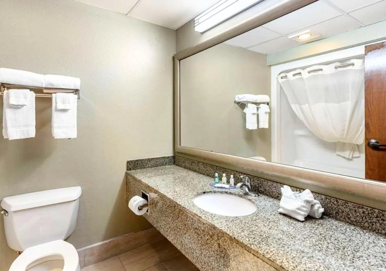 Toilet in Quality Inn St Robert - Ft Leonard Wood