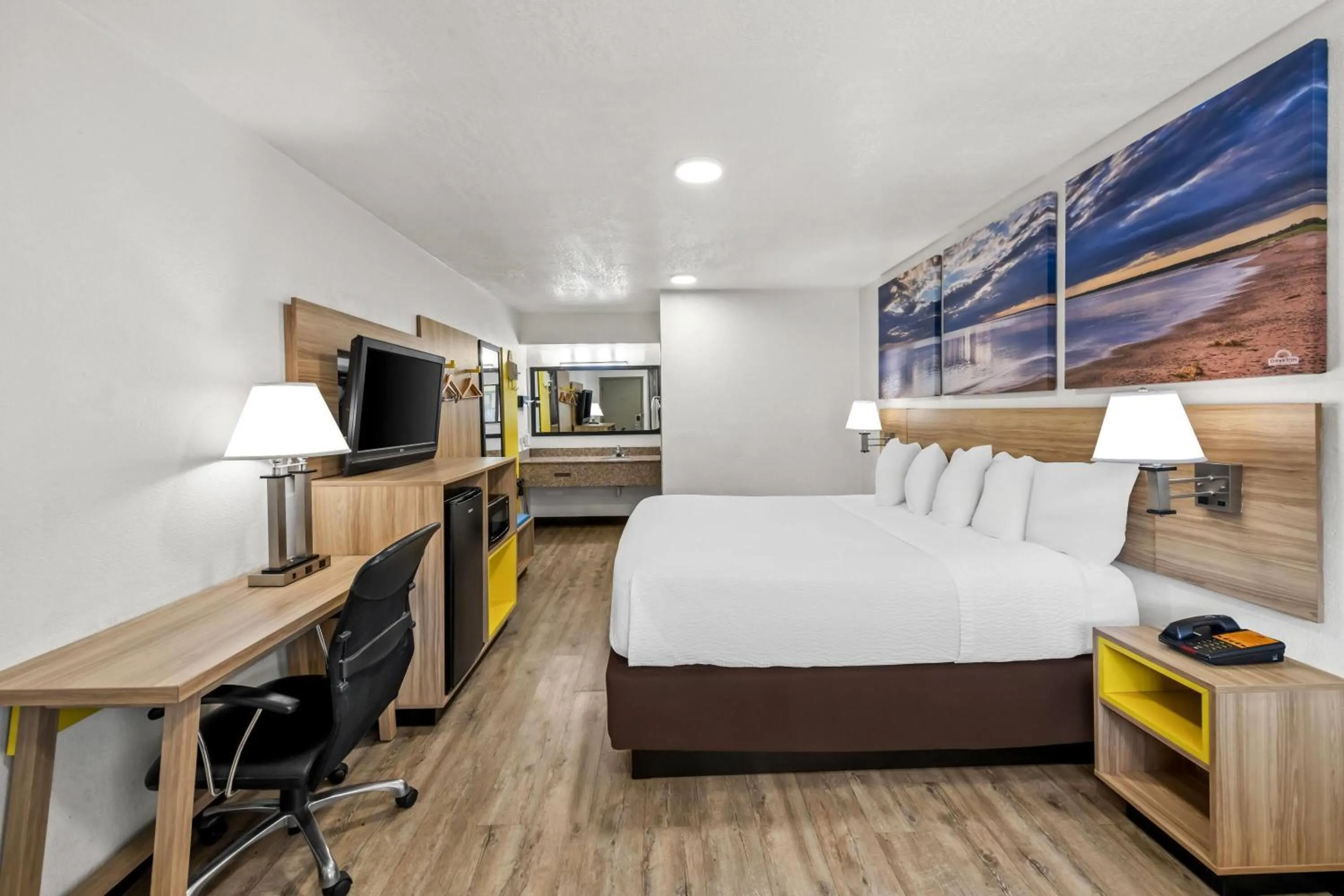 Bed in Days Inn by Wyndham Independence