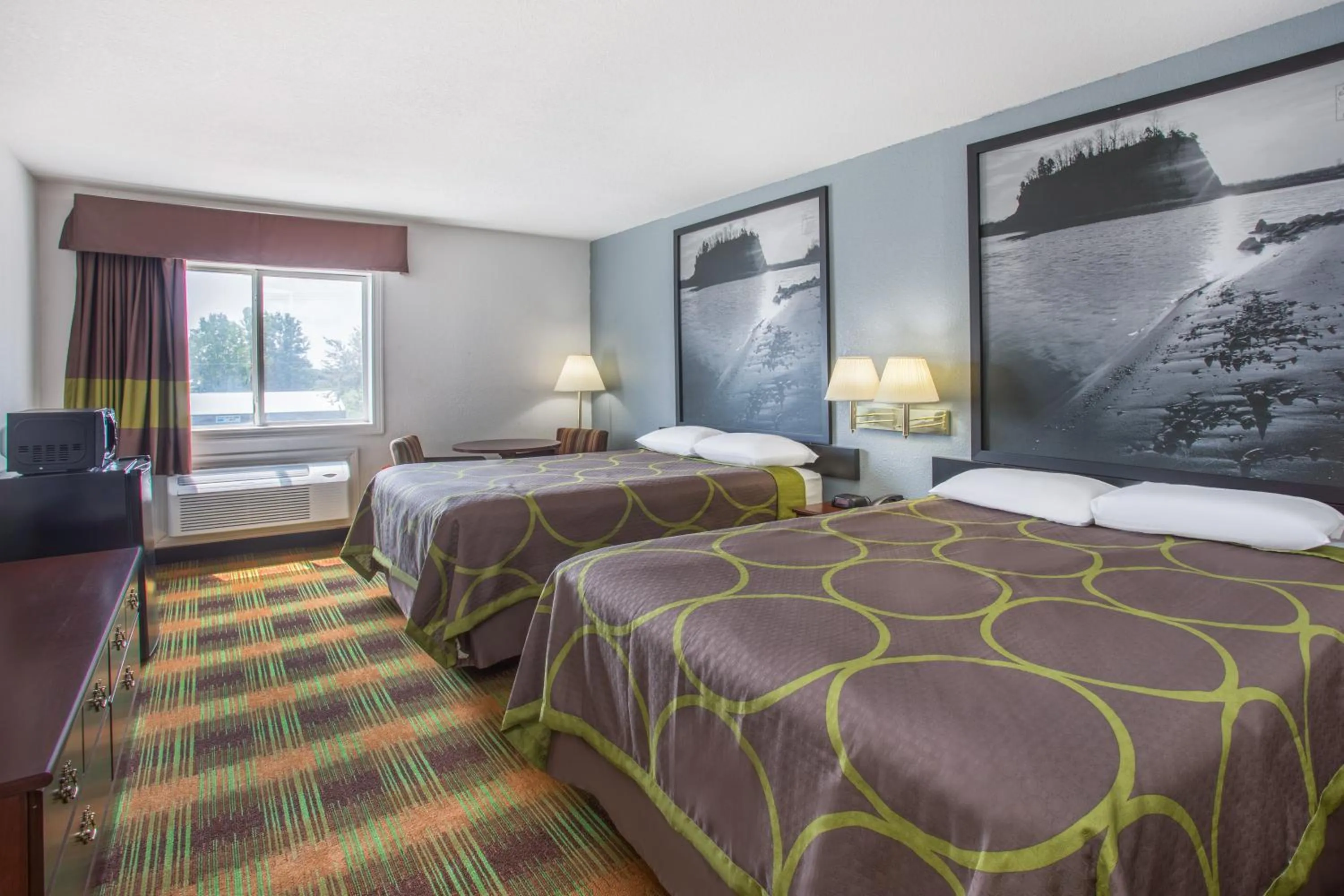 Property building, Bed in Super 8 by Wyndham Sweet Springs