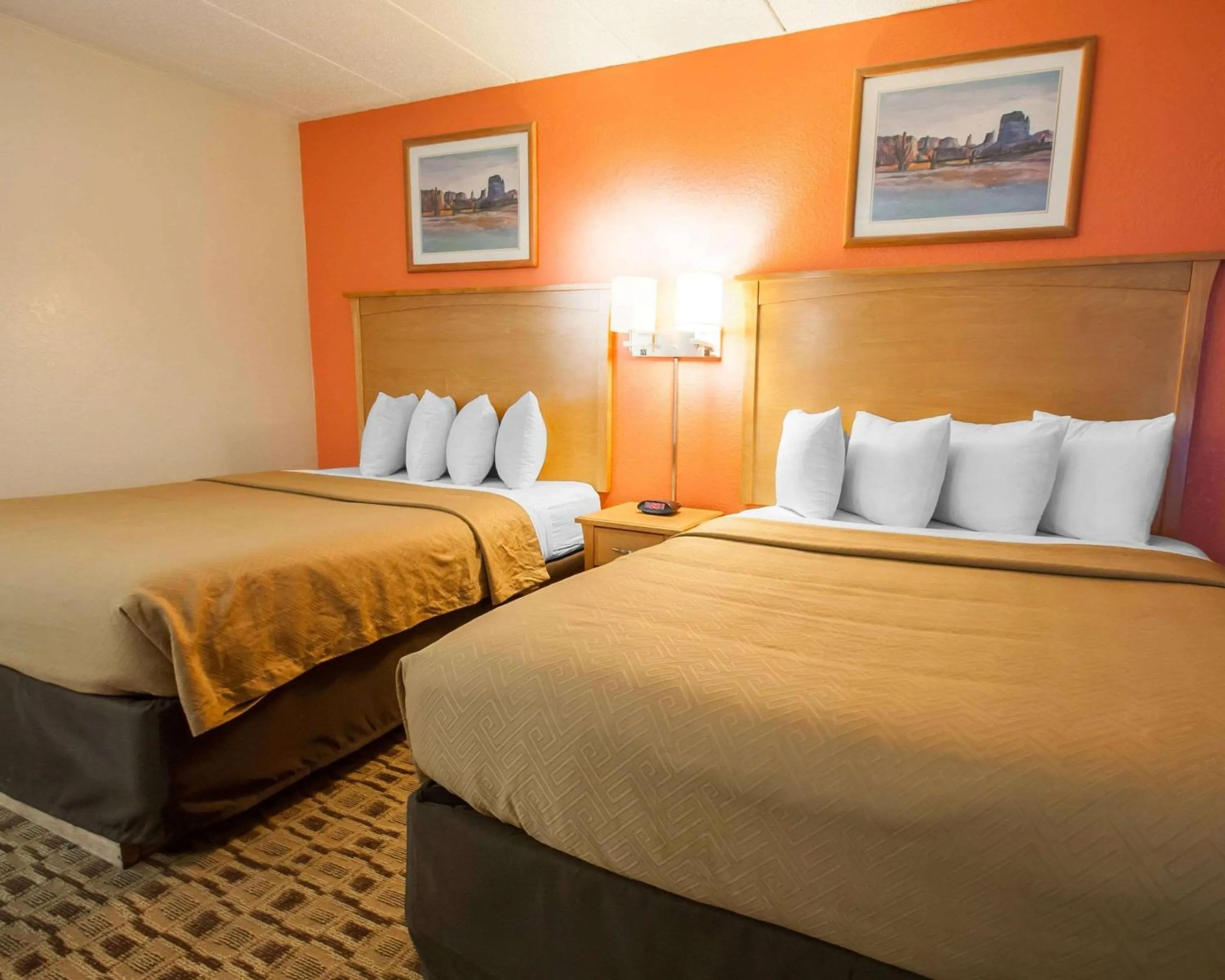 Photo of the whole room, Bed in Econo Lodge Kansas City Downtown North