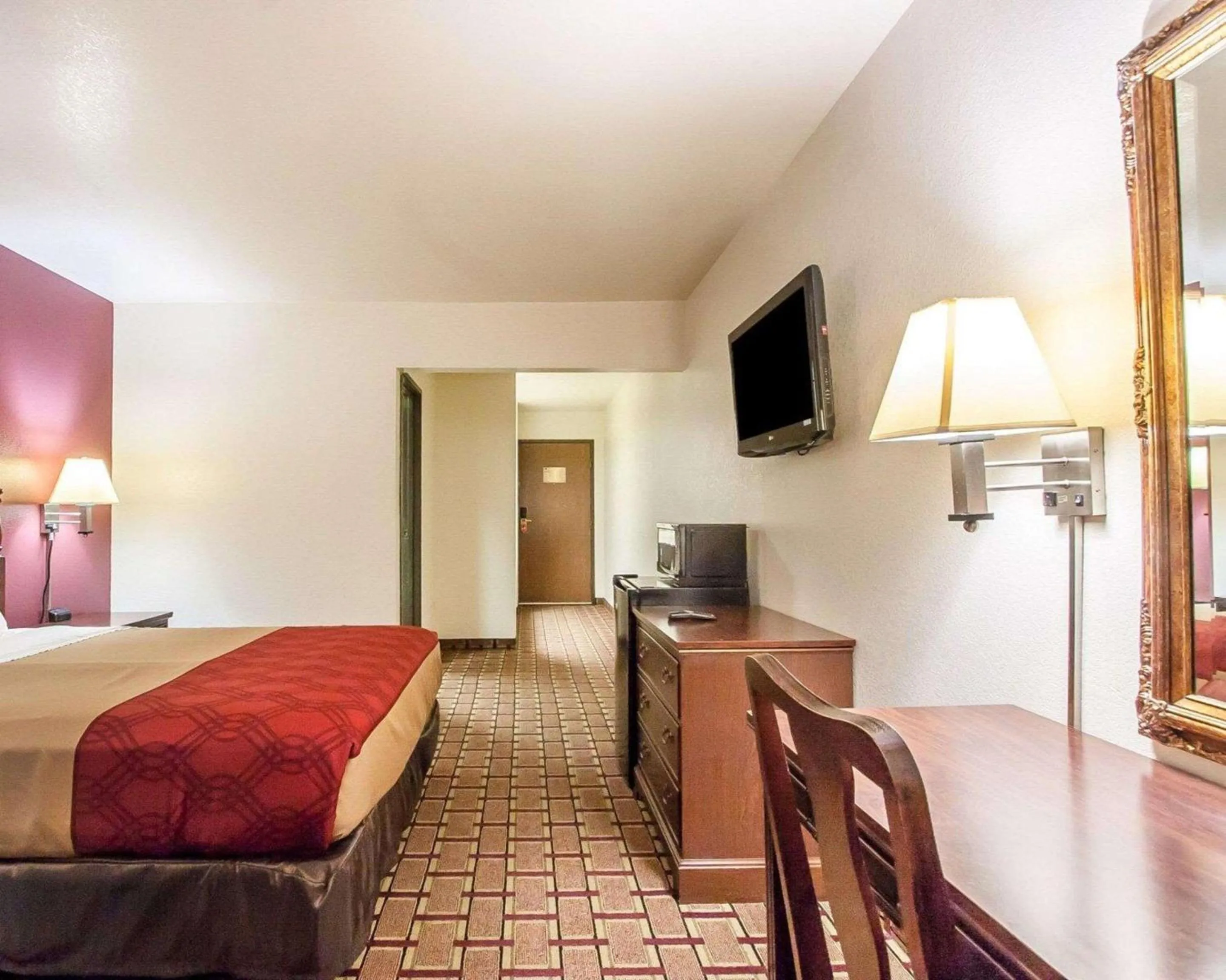 Photo of the whole room, Bed in Econo Lodge Dexter