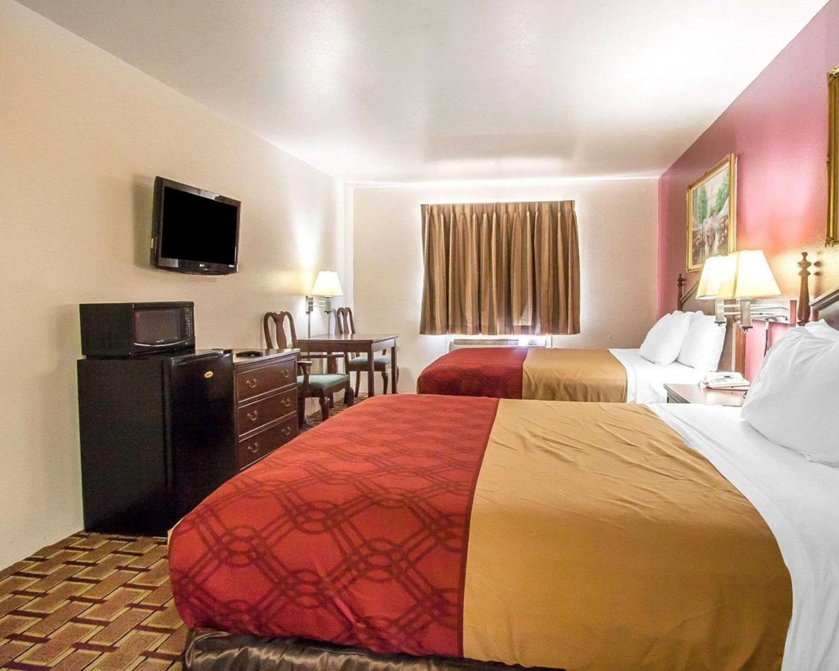 Photo of the whole room, Bed in Econo Lodge Dexter