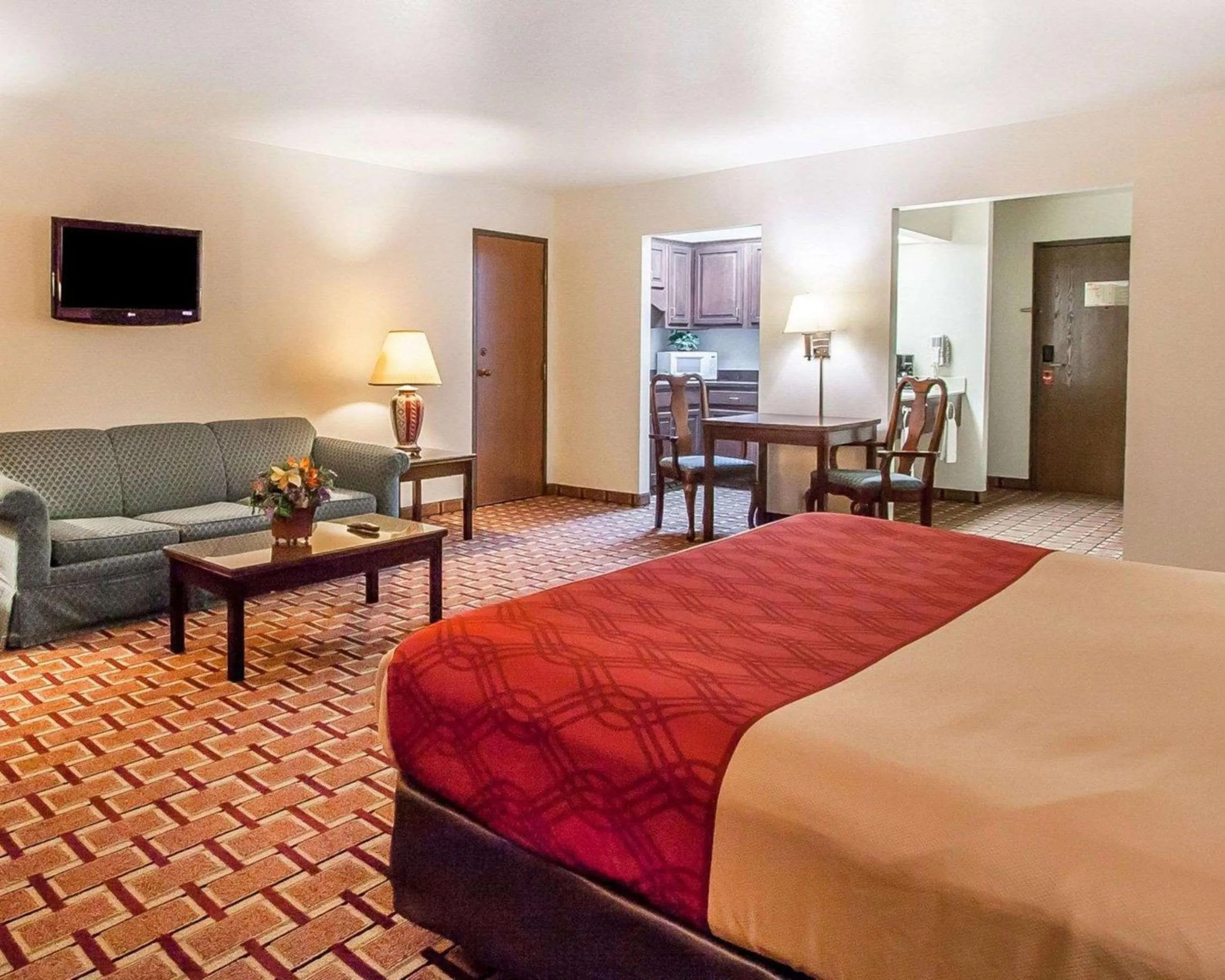 Photo of the whole room, Bed in Econo Lodge Dexter