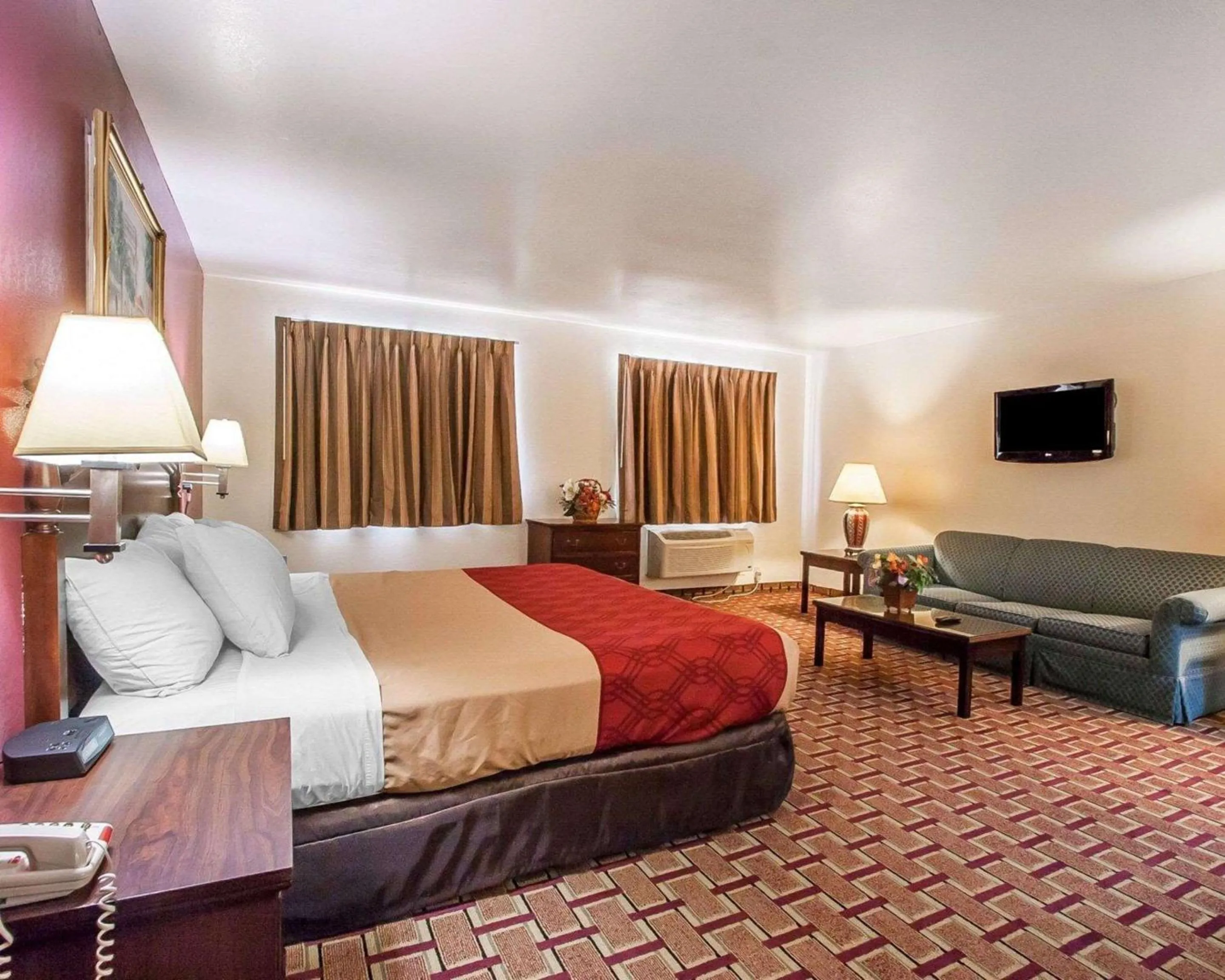 Photo of the whole room, Bed in Econo Lodge Dexter