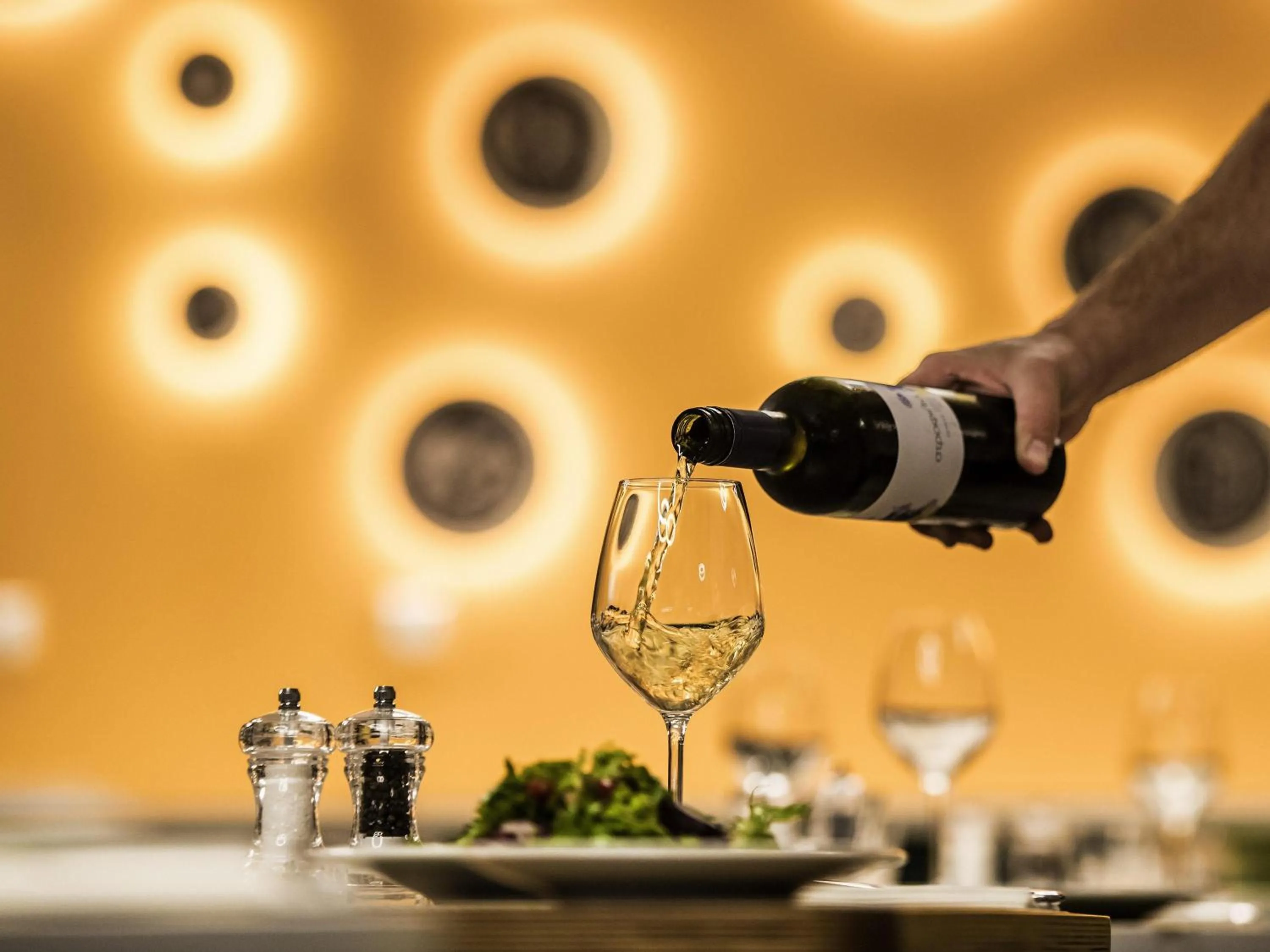 Restaurant/places to eat in ibis Styles Athens Routes