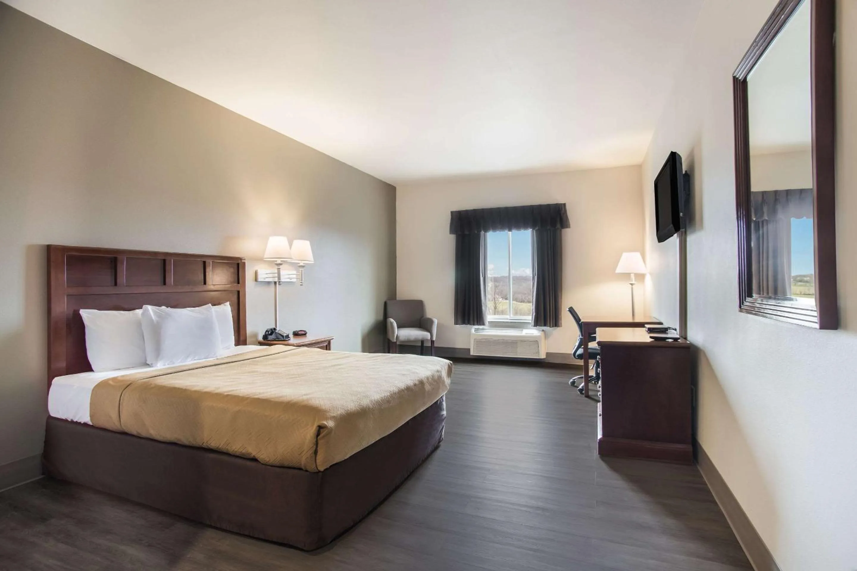 Bedroom, Bed in Econo Lodge Anderson