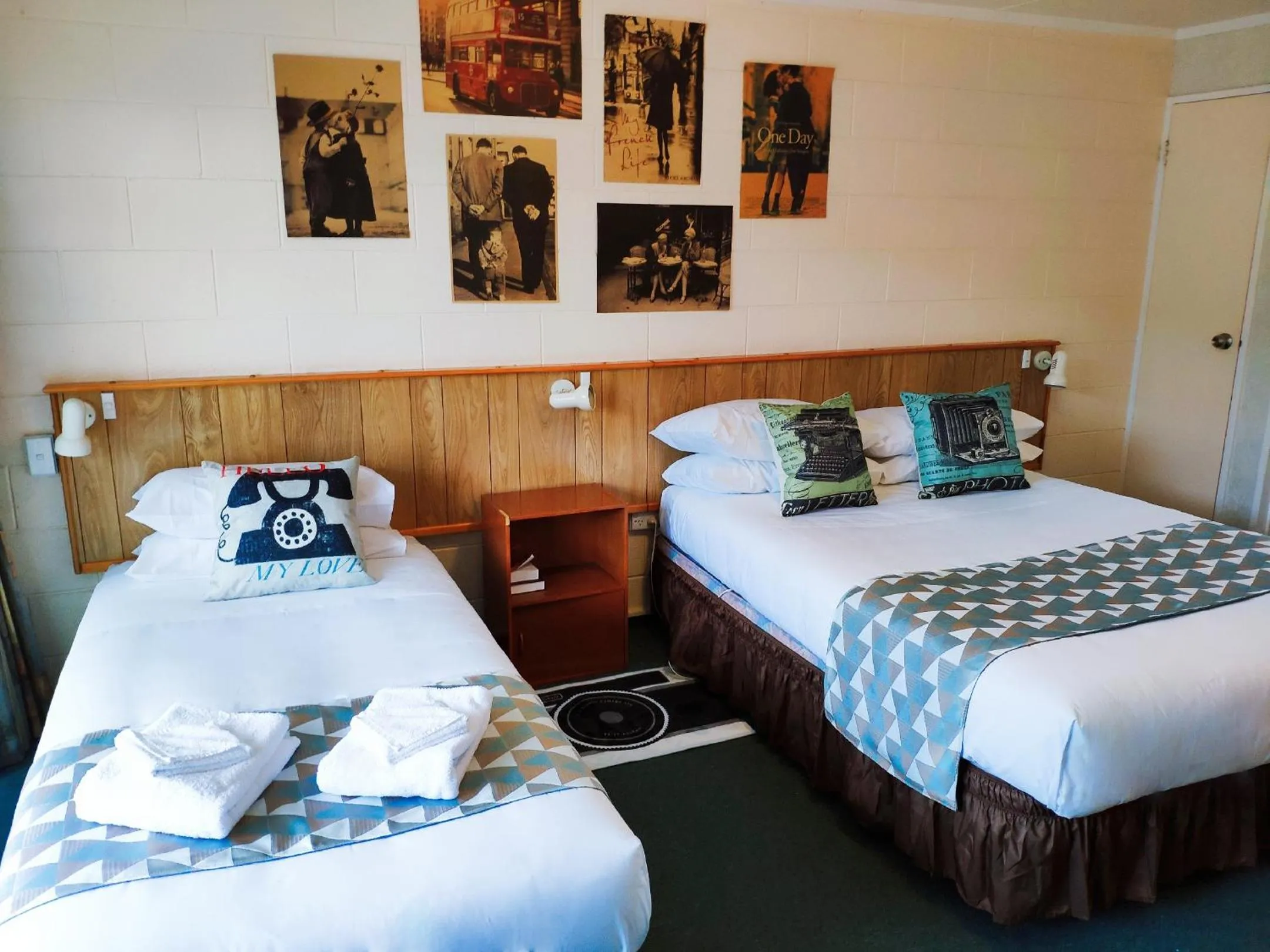 Bed in Junction Motel Sanson-Truck Motel