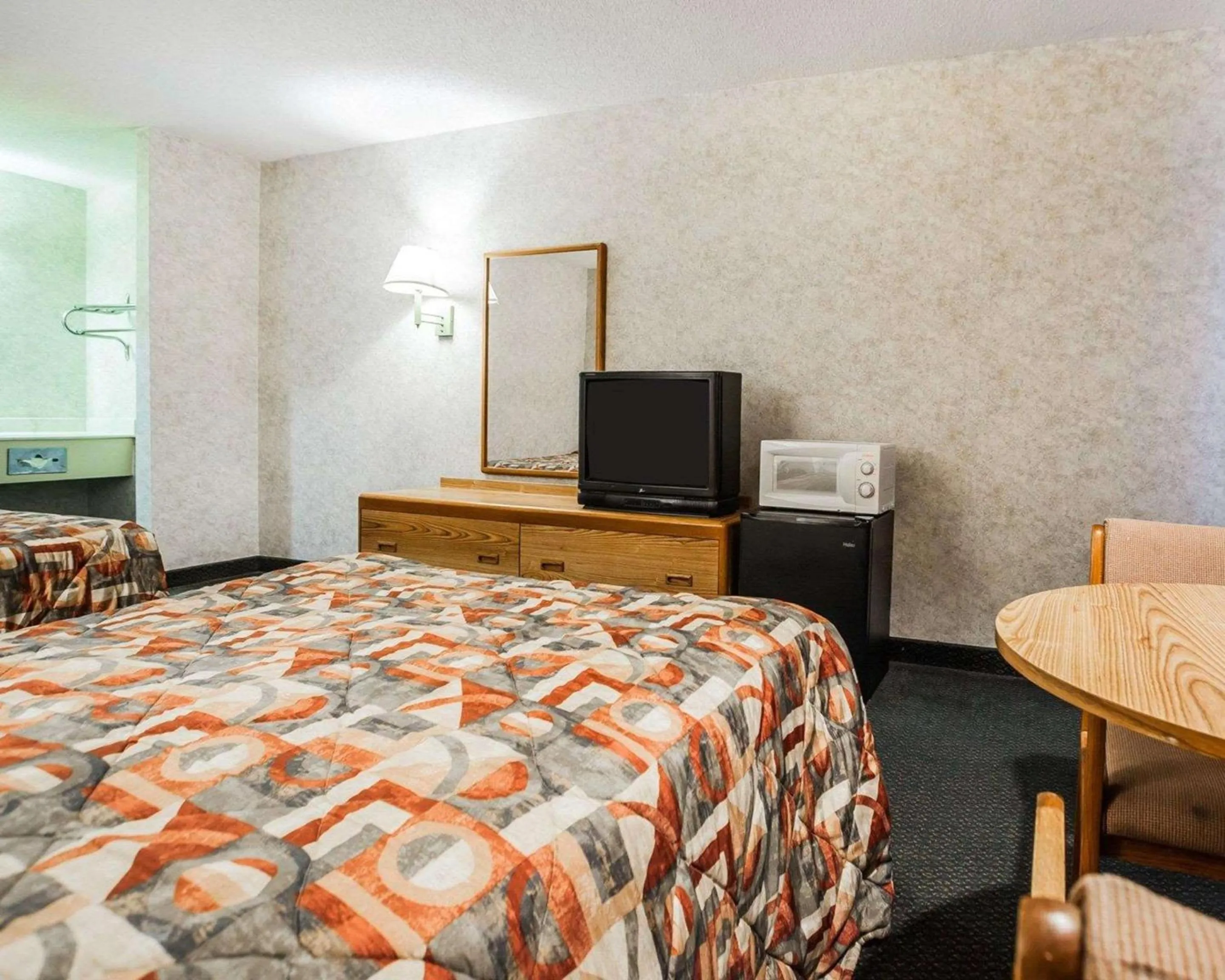 Photo of the whole room, Bed in Econo Lodge Jefferson City