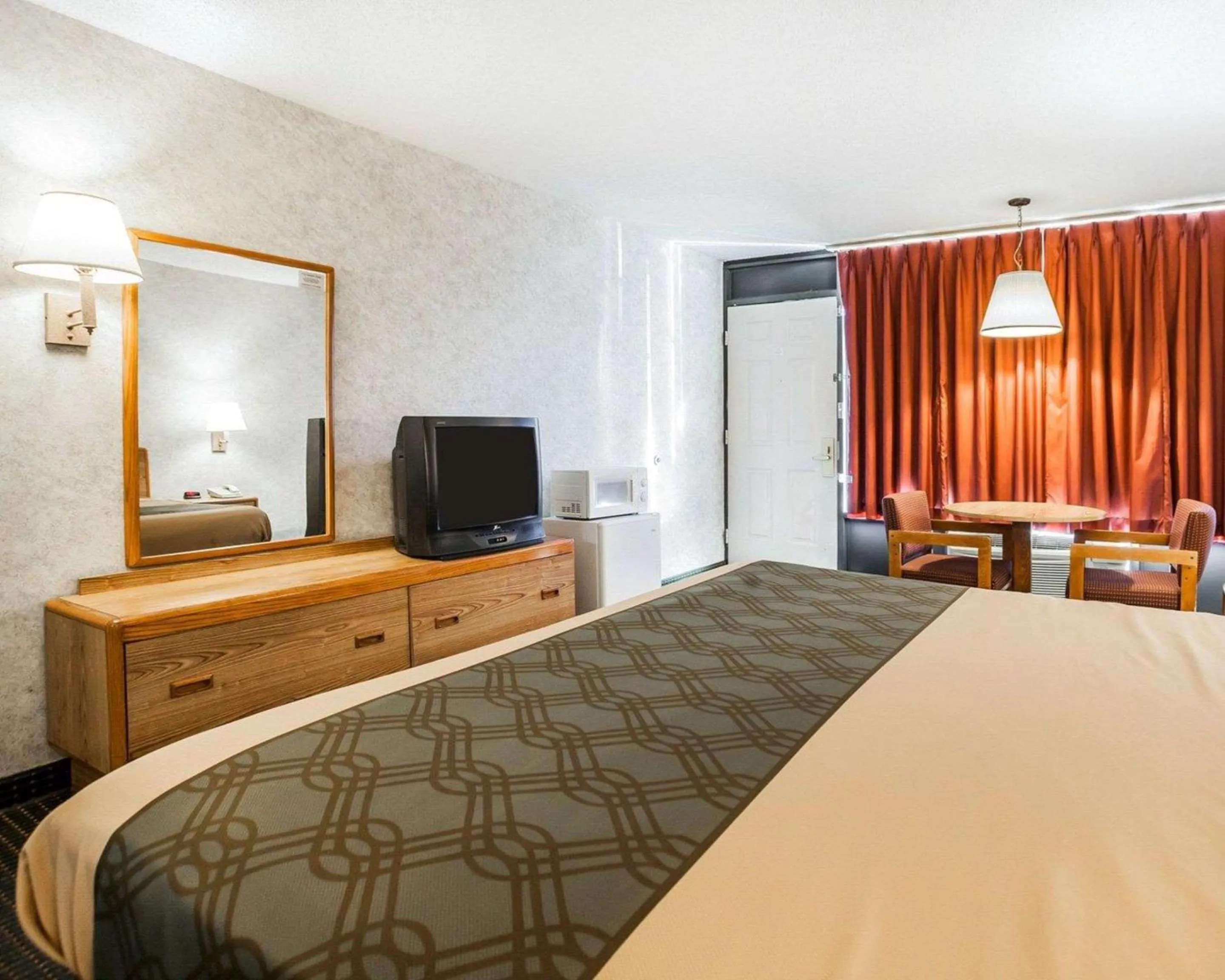 Photo of the whole room, Bed in Econo Lodge Jefferson City