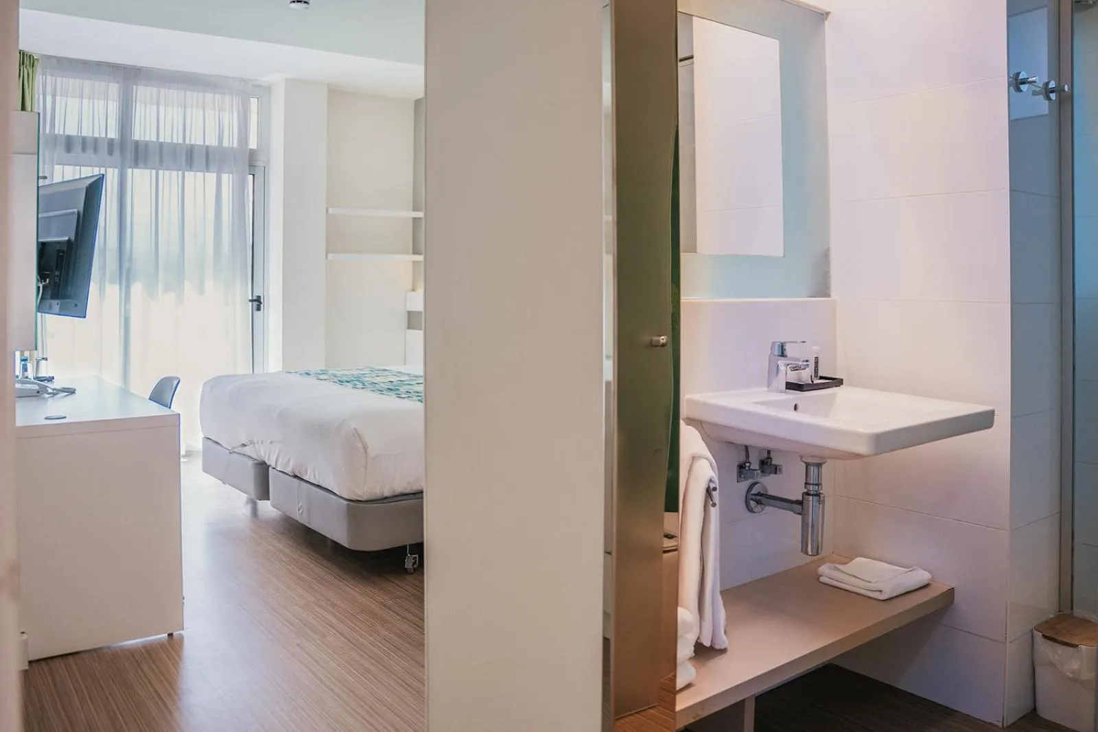 Bathroom, Bed in Hotel Aloe Canteras