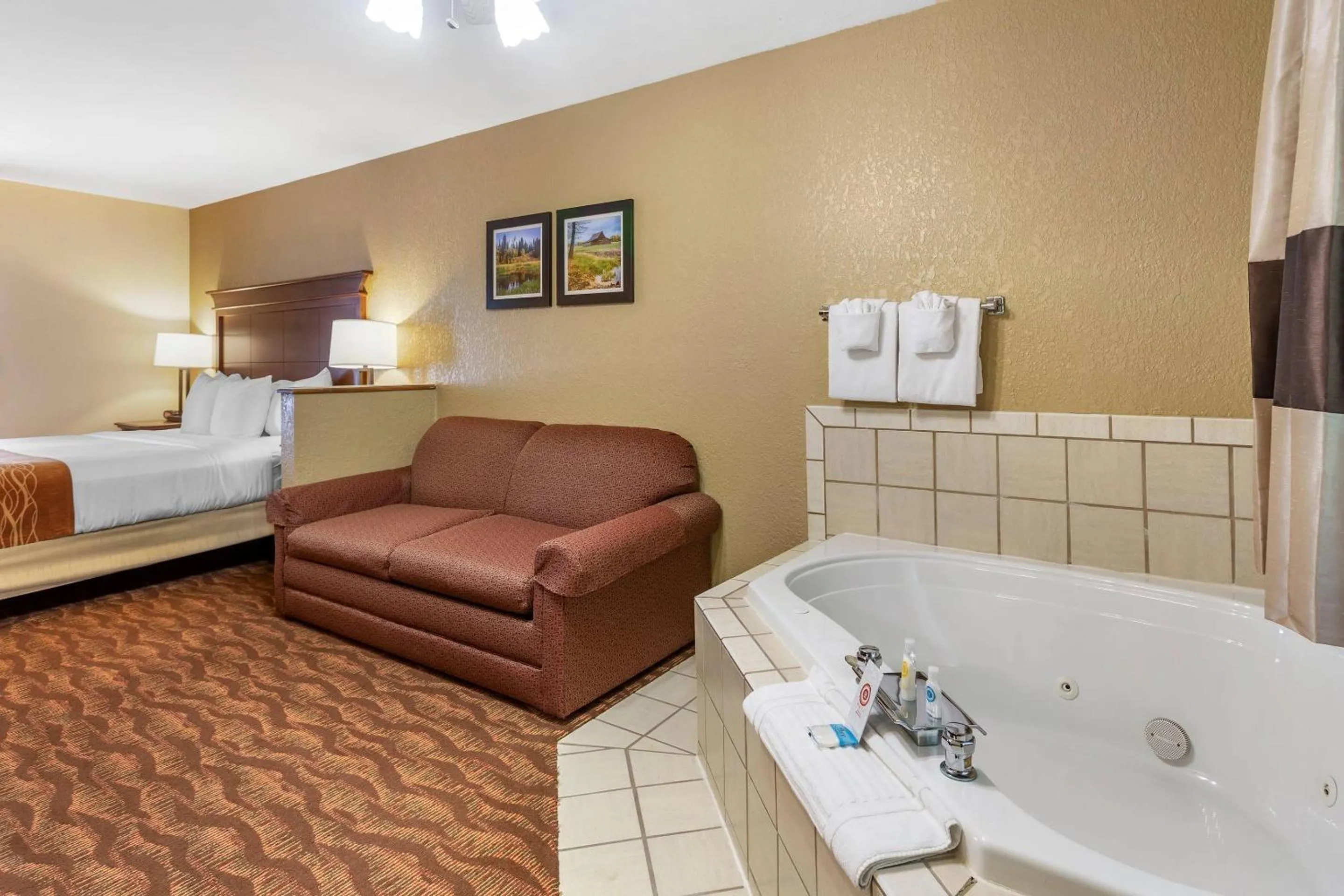 Bedroom, Bed in Comfort Inn & Suites Branson Meadows