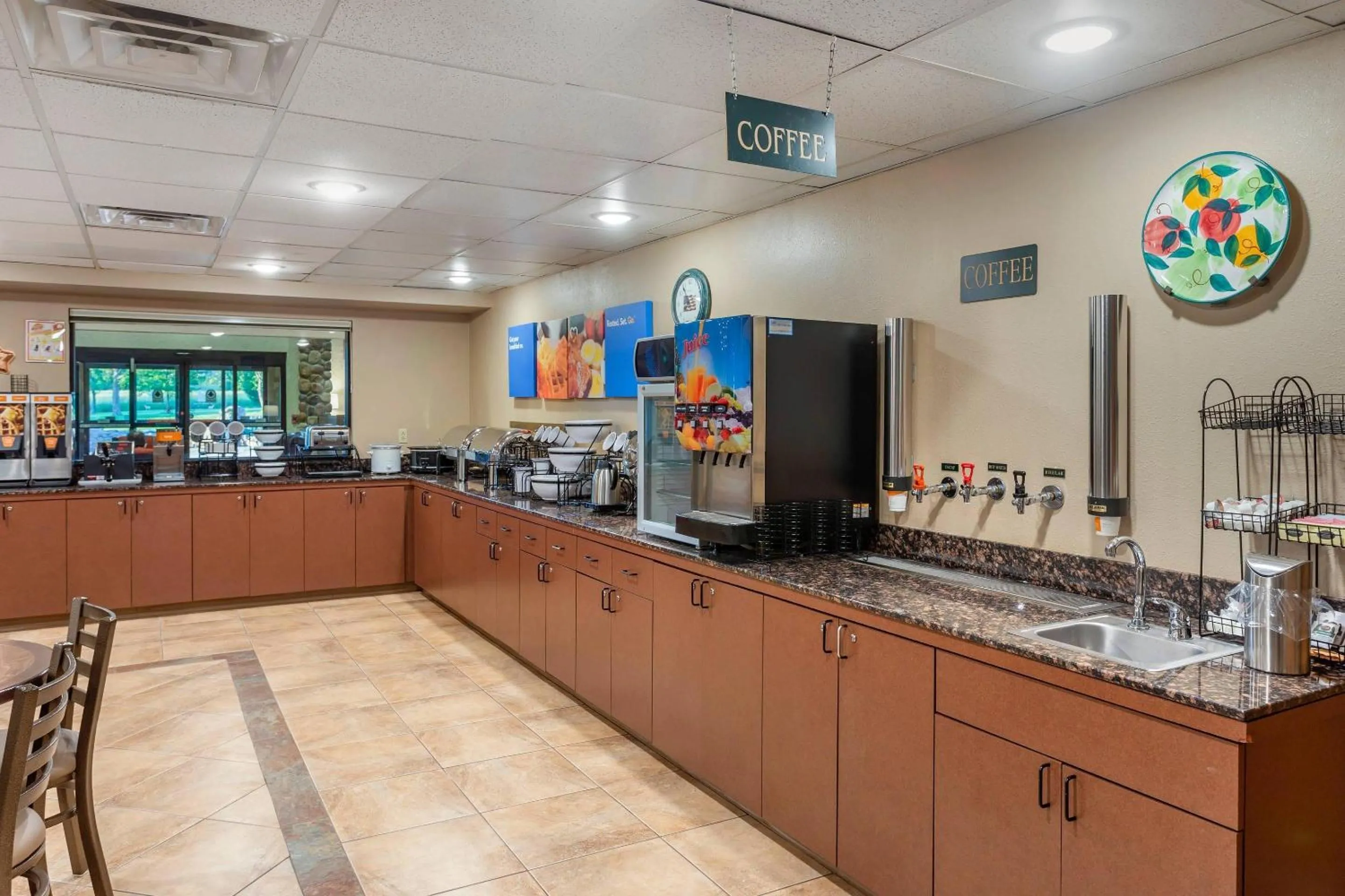 Breakfast in Comfort Inn & Suites Branson Meadows