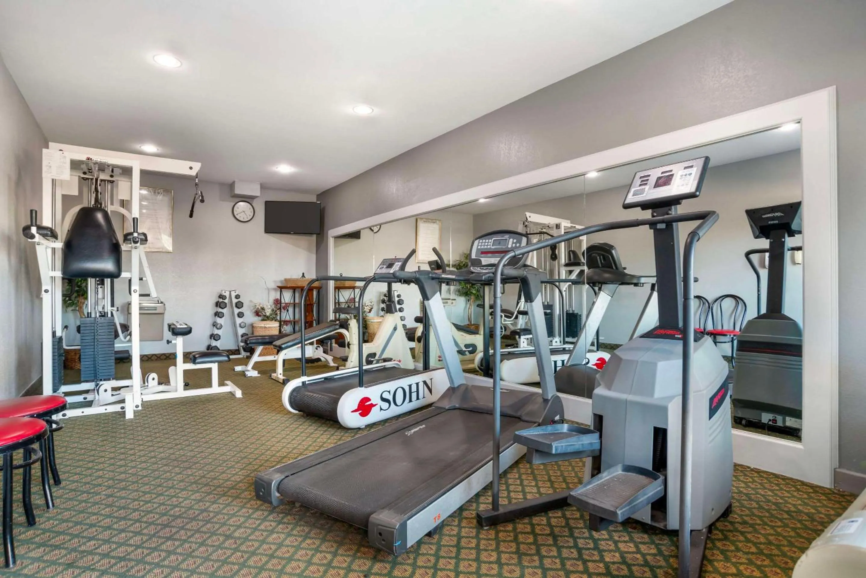Fitness centre/facilities in Quality Inn